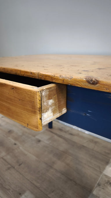 91978 Tavolo con base azzurra e piano color legno