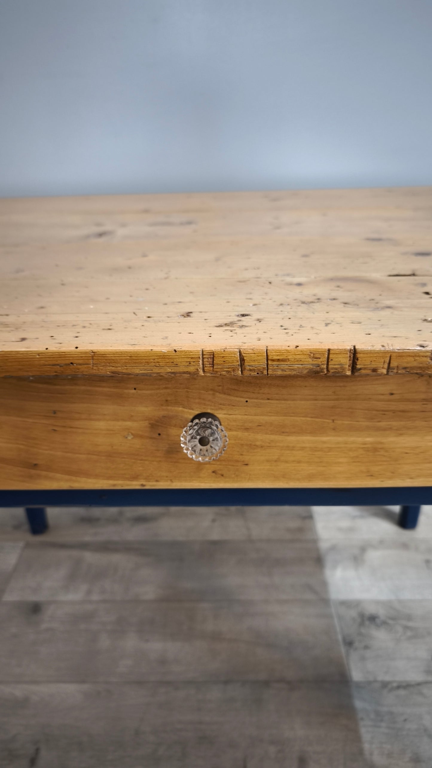 91978 Tavolo con base azzurra e piano color legno