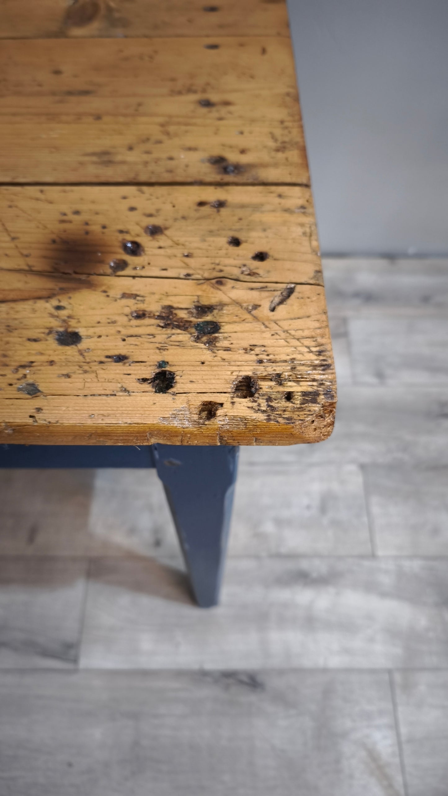 91978 Tavolo con base azzurra e piano color legno