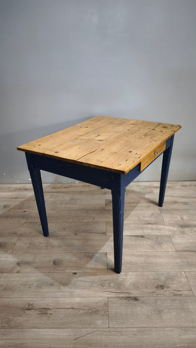 91978 Tavolo con base azzurra e piano color legno
