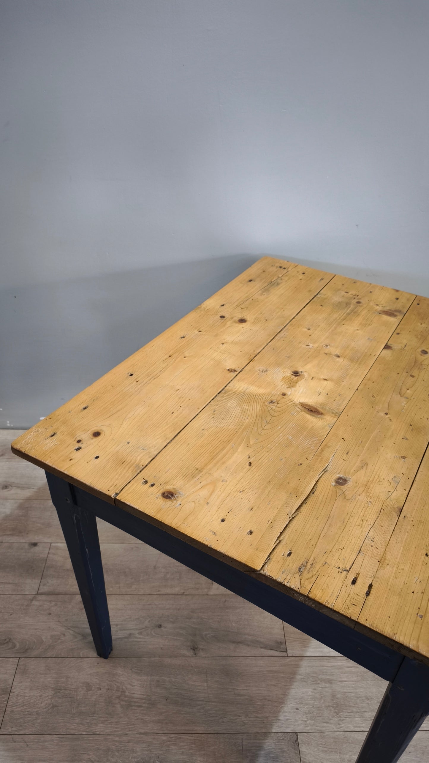 91978 Tavolo con base azzurra e piano color legno