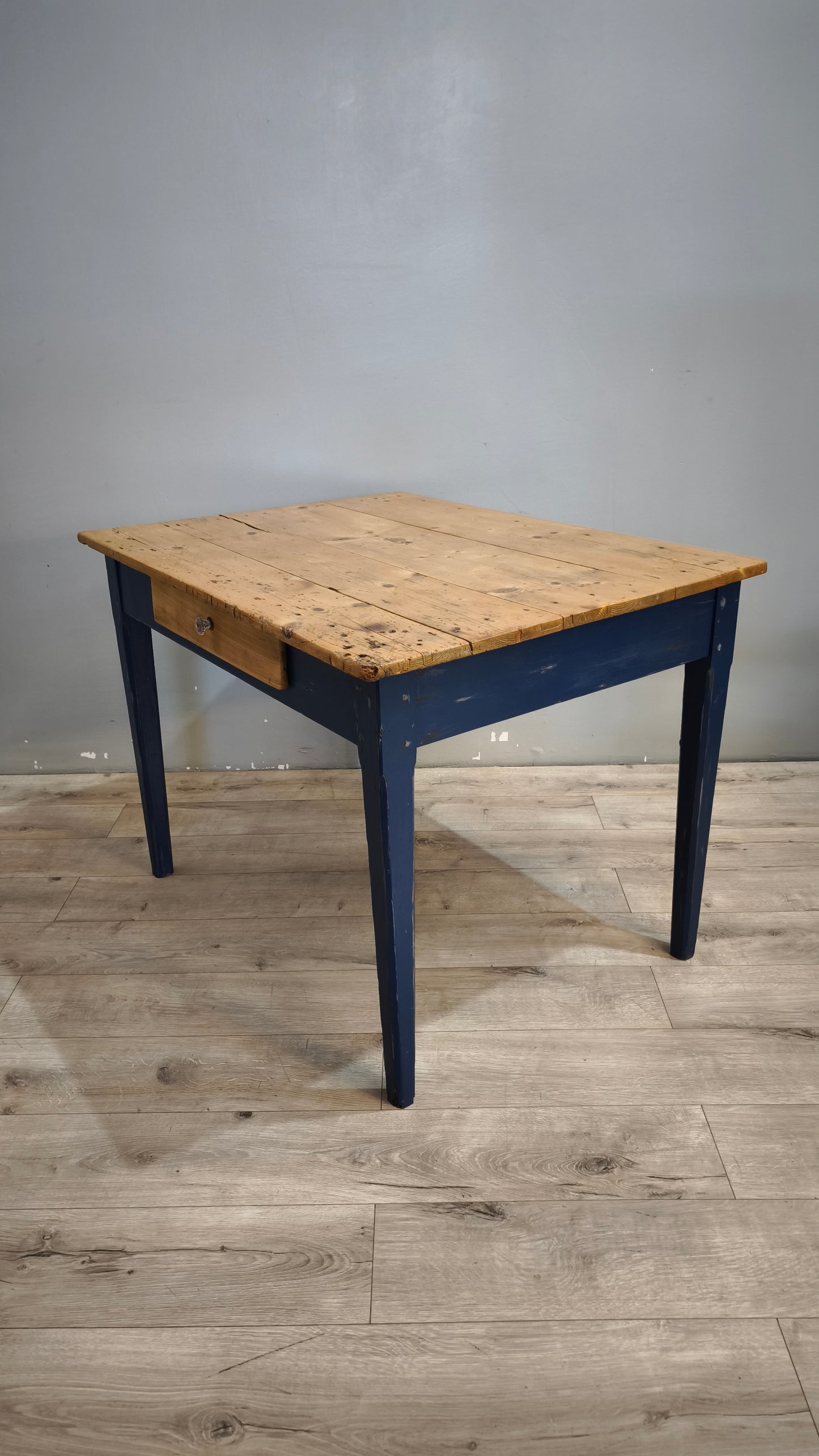 91978 Tavolo con base azzurra e piano color legno