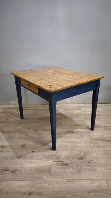 91978 Tavolo con base azzurra e piano color legno
