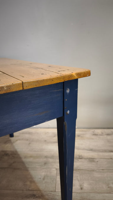 91978 Tavolo con base azzurra e piano color legno
