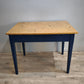 91978 Tavolo con base azzurra e piano color legno
