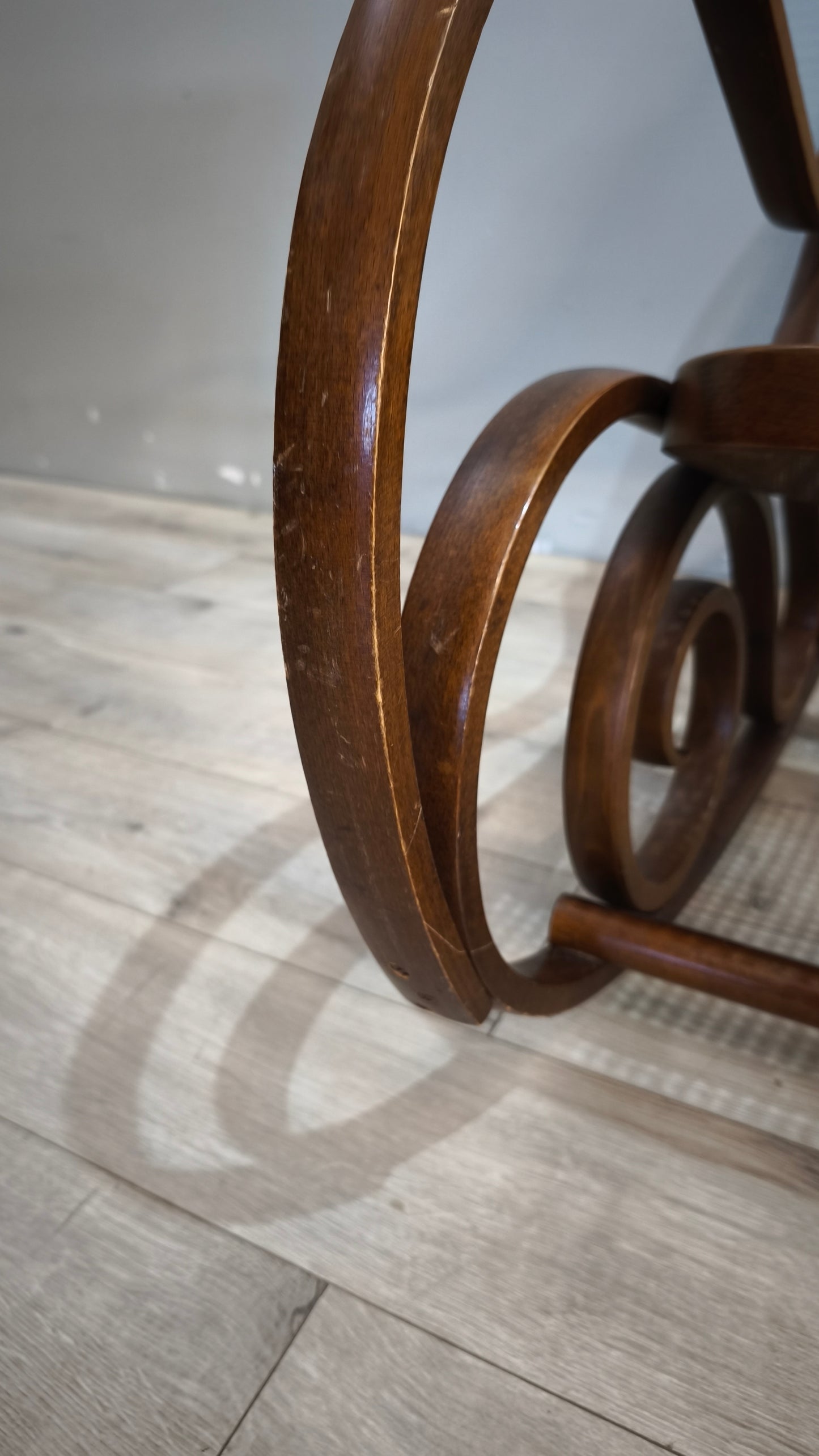 91998 Sedia a dondolo in legno e paglia di Vienna