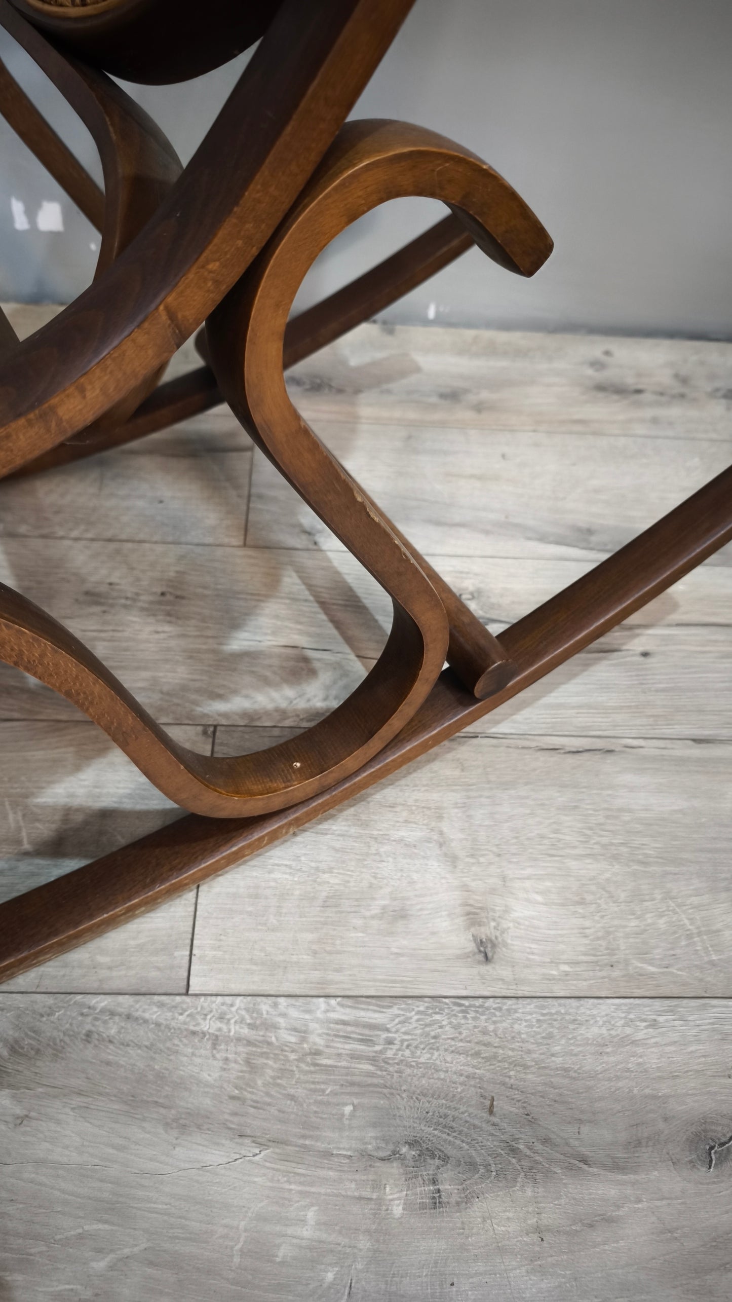 91998 Sedia a dondolo in legno e paglia di Vienna
