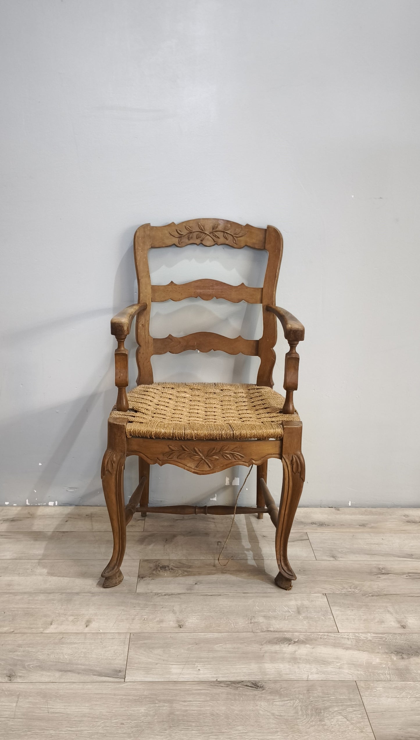 92020 Poltrona con braccioli in  stile provenzale