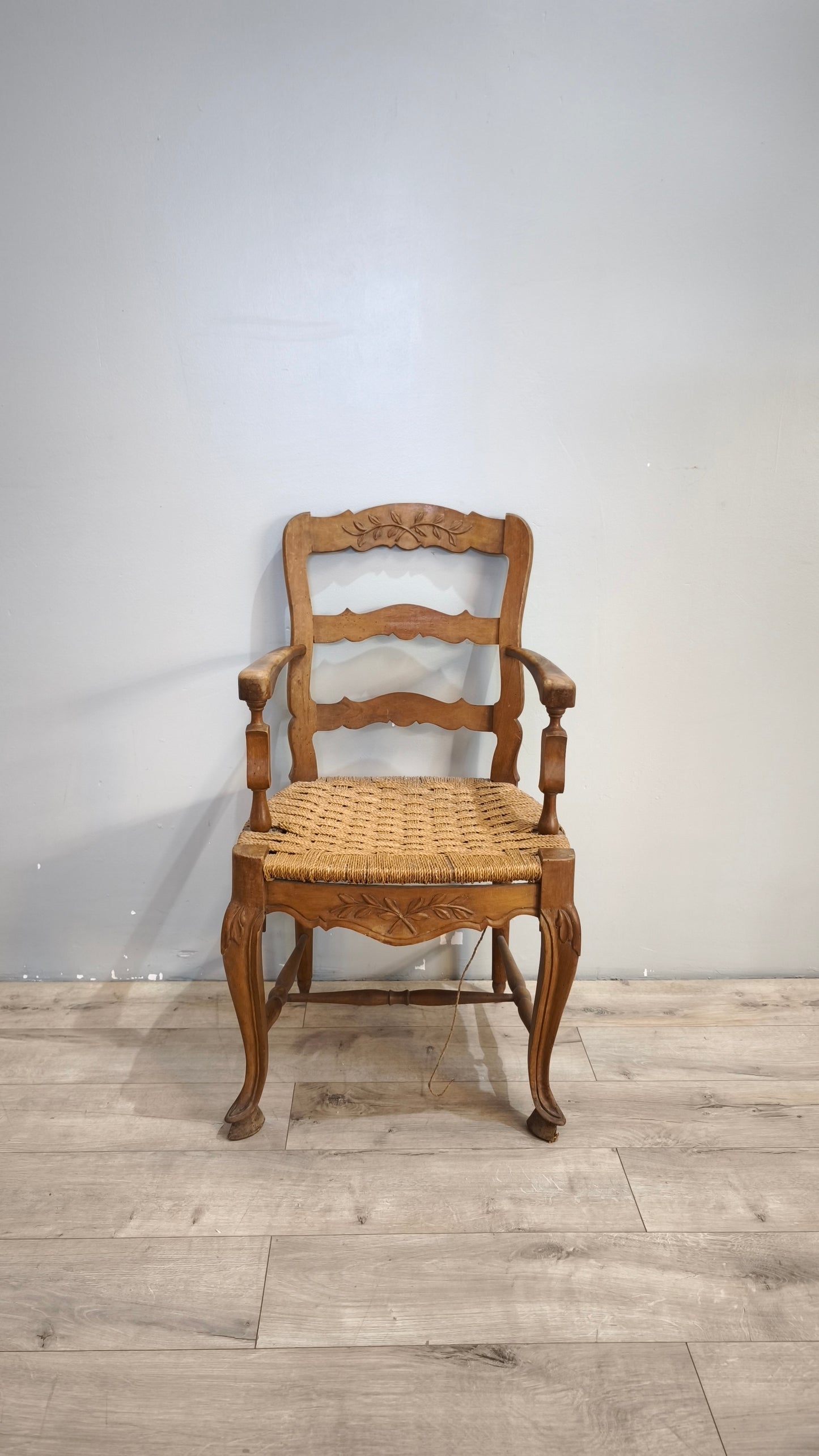 92020 Poltrona con braccioli in  stile provenzale