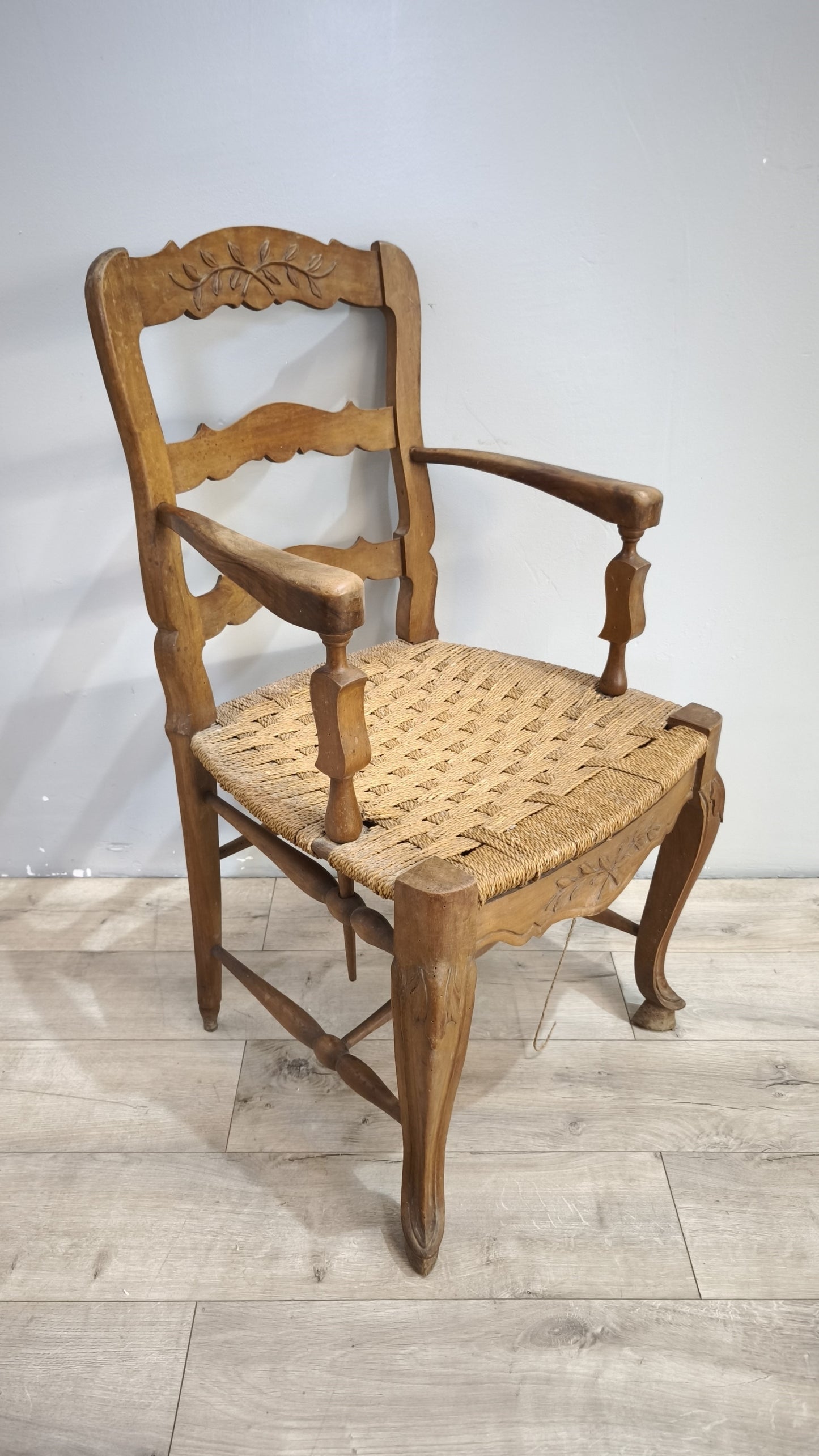 92020 Poltrona con braccioli in  stile provenzale