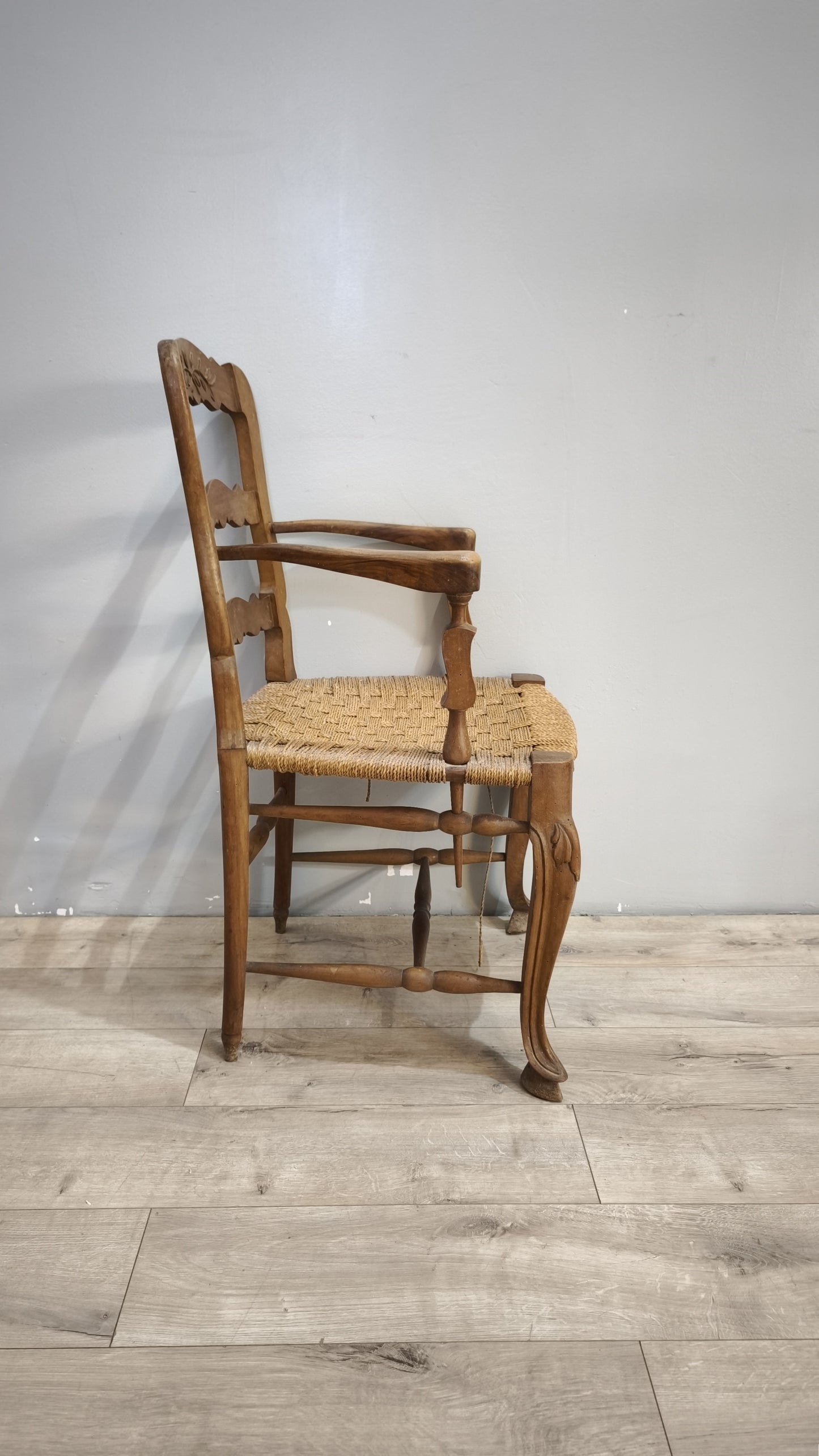 92020 Poltrona con braccioli in  stile provenzale