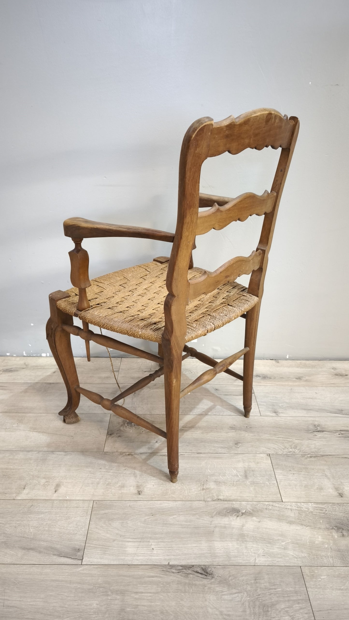 92020 Poltrona con braccioli in  stile provenzale