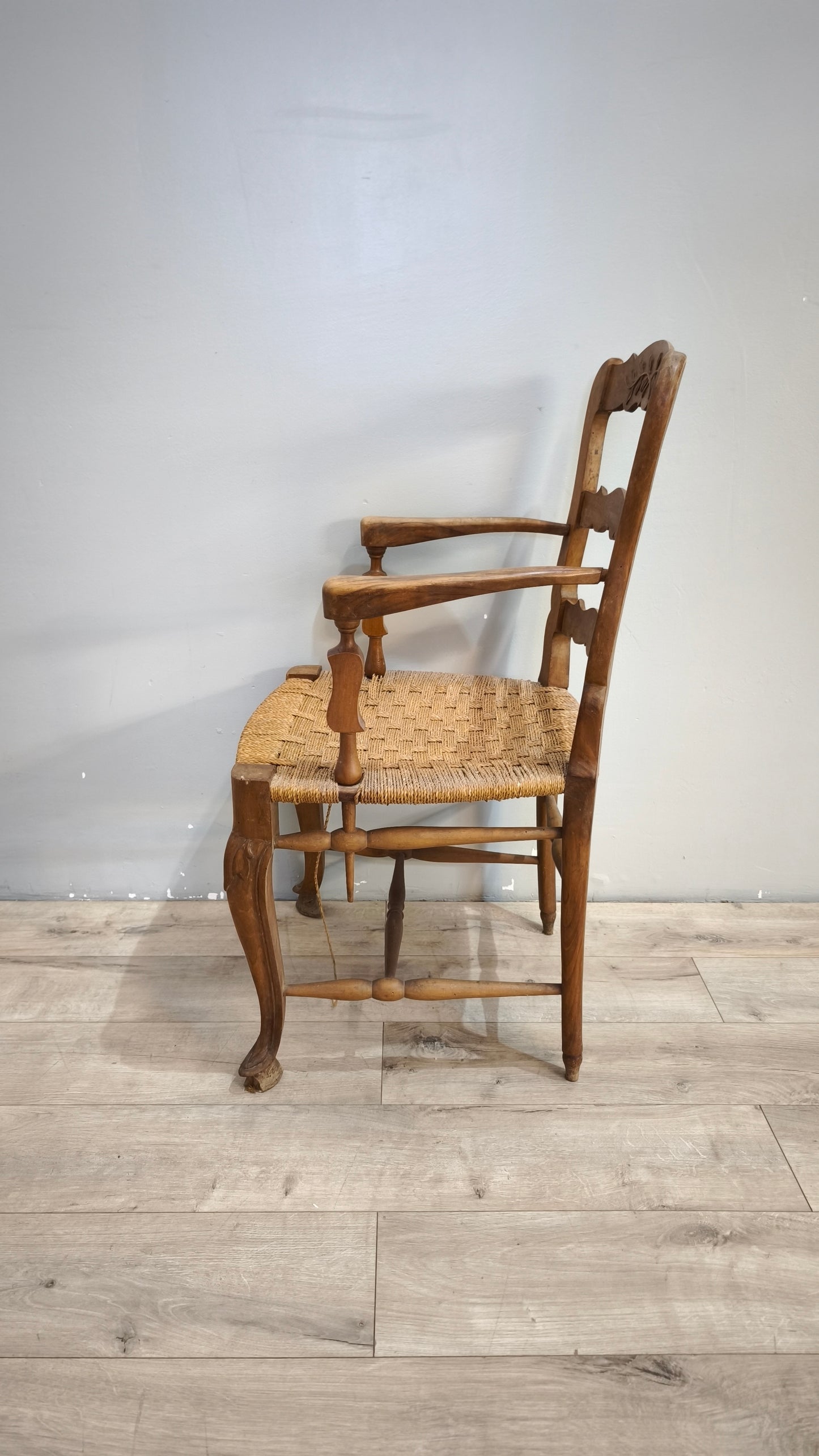 92020 Poltrona con braccioli in  stile provenzale