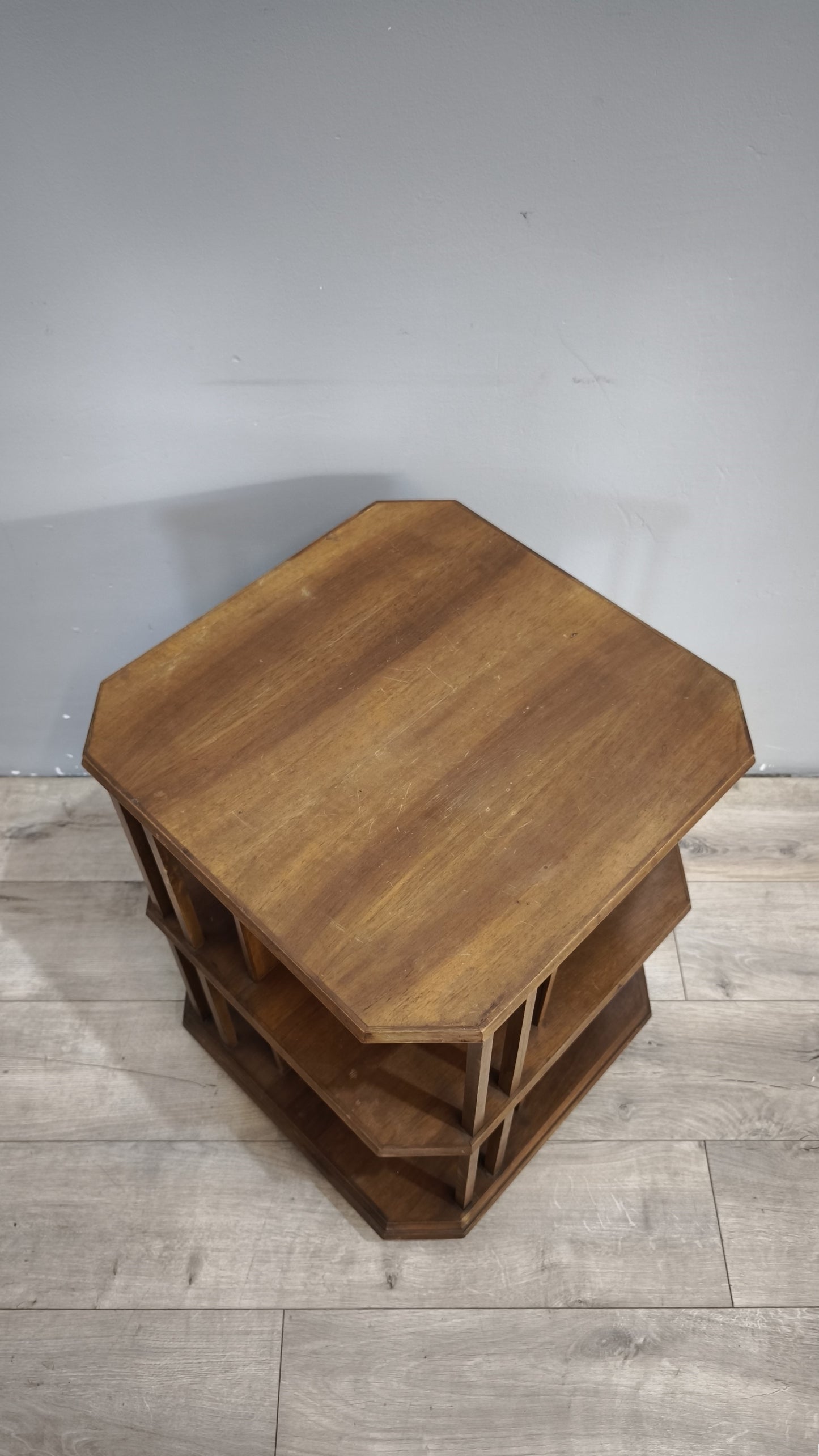 92056 Libreria inglese in legno con ruote