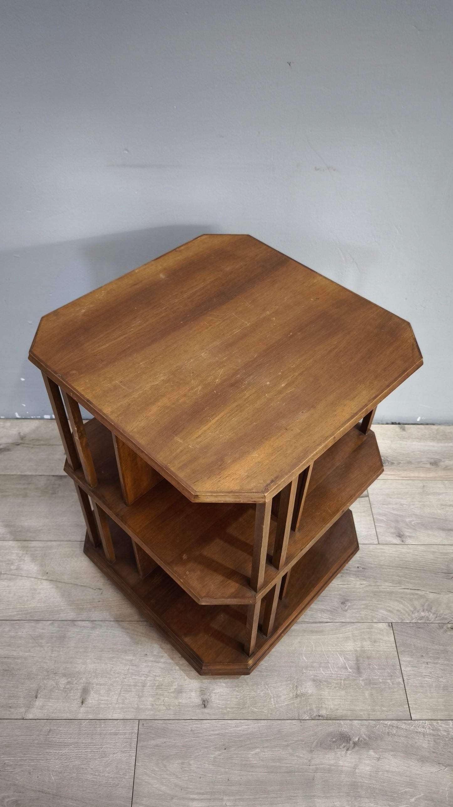 92056 Libreria inglese in legno con ruote