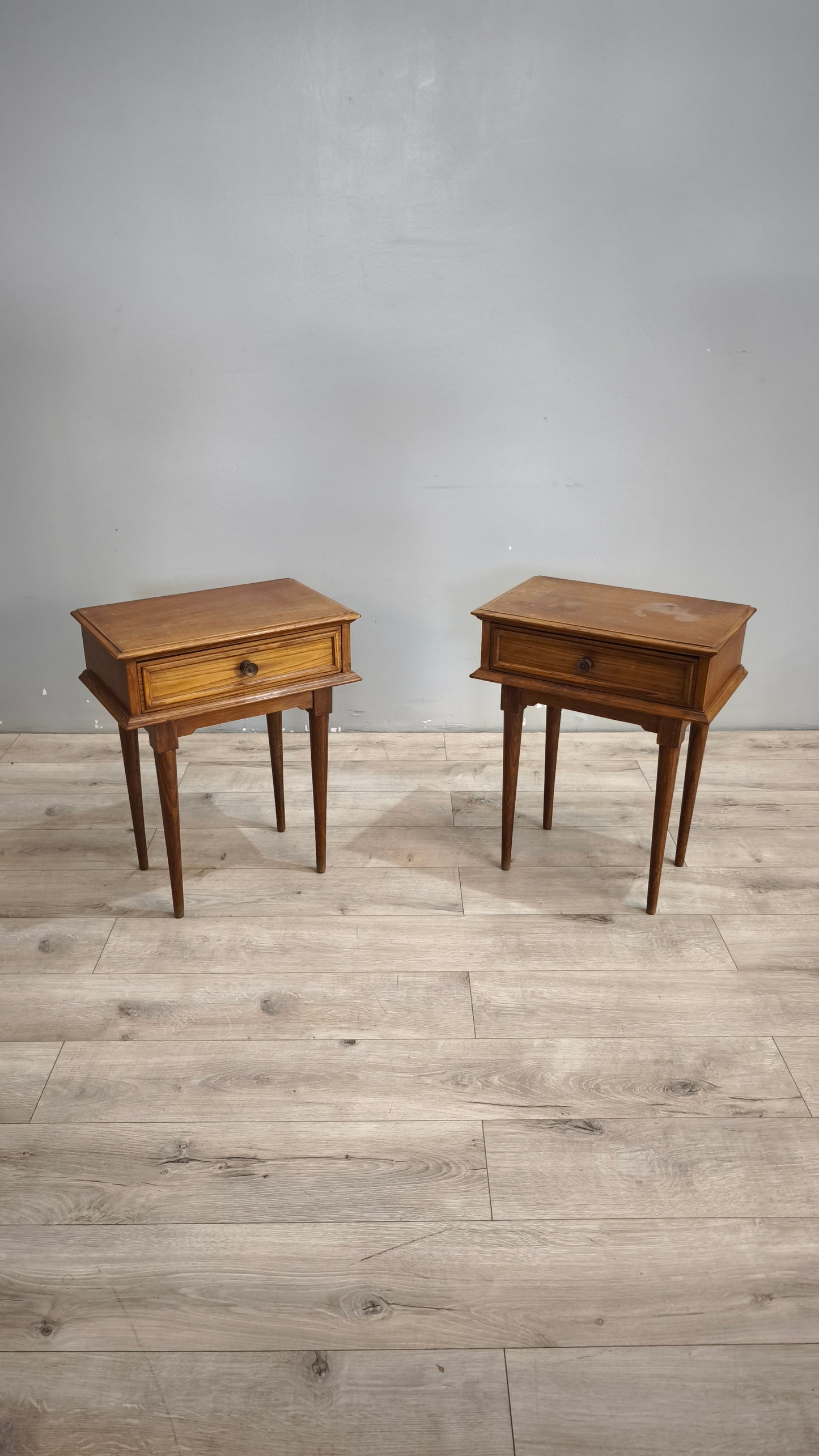 92058 Coppia di comodini in legno chiaro con gambe a spillo