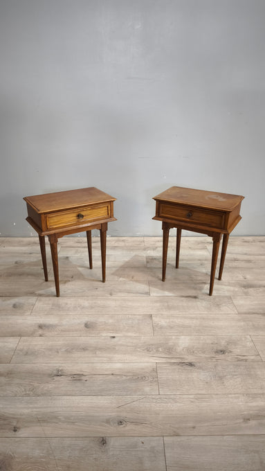 92058 Coppia di comodini in legno chiaro con gambe a spillo