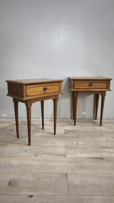 92058 Coppia di comodini in legno chiaro con gambe a spillo