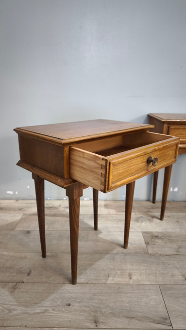 92058 Coppia di comodini in legno chiaro con gambe a spillo