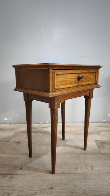 92058 Coppia di comodini in legno chiaro con gambe a spillo