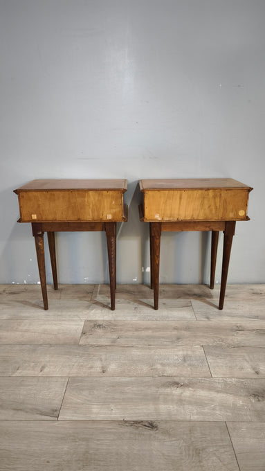 92058 Coppia di comodini in legno chiaro con gambe a spillo