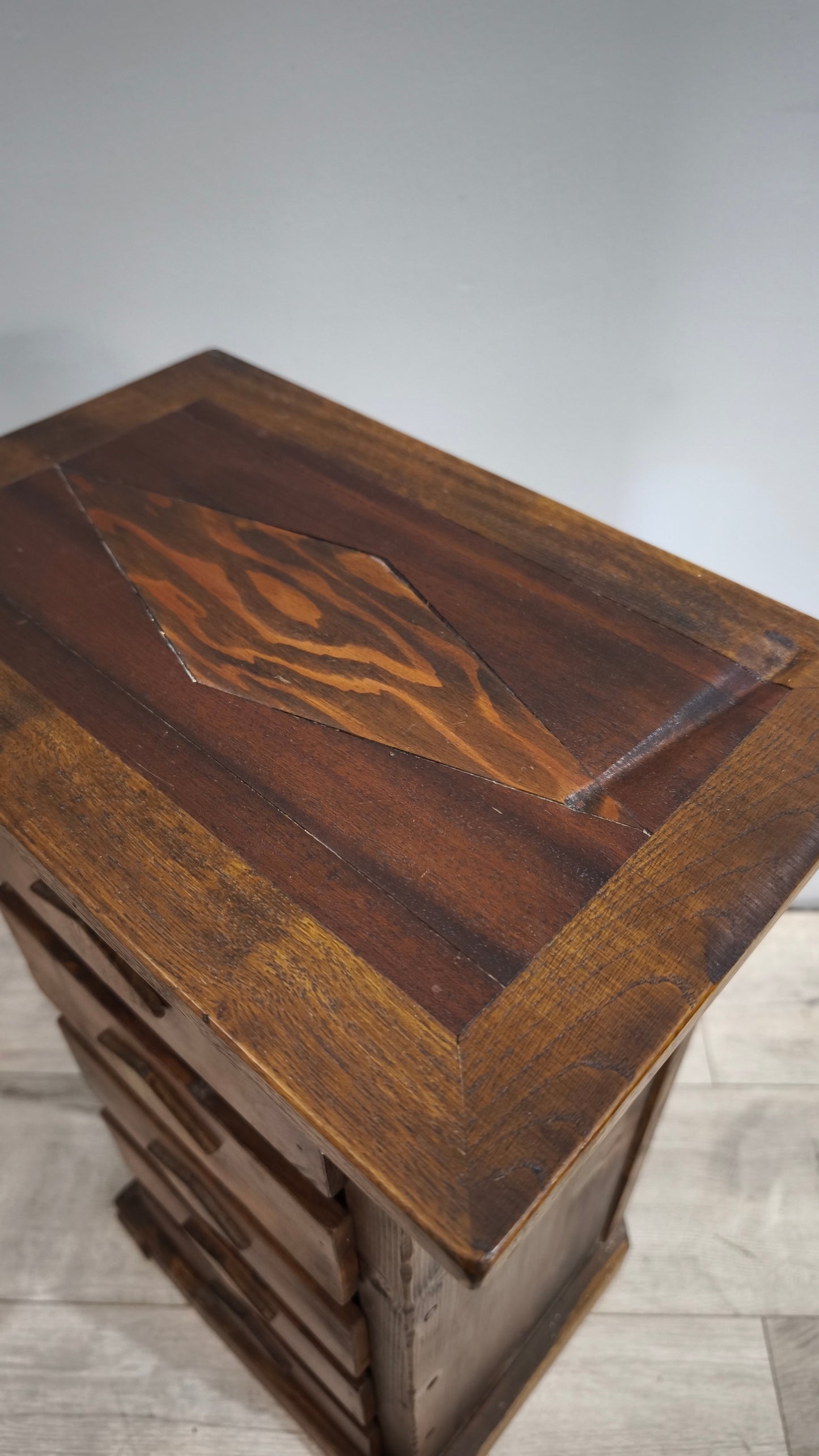 92049 Piccola cassettiera in legno