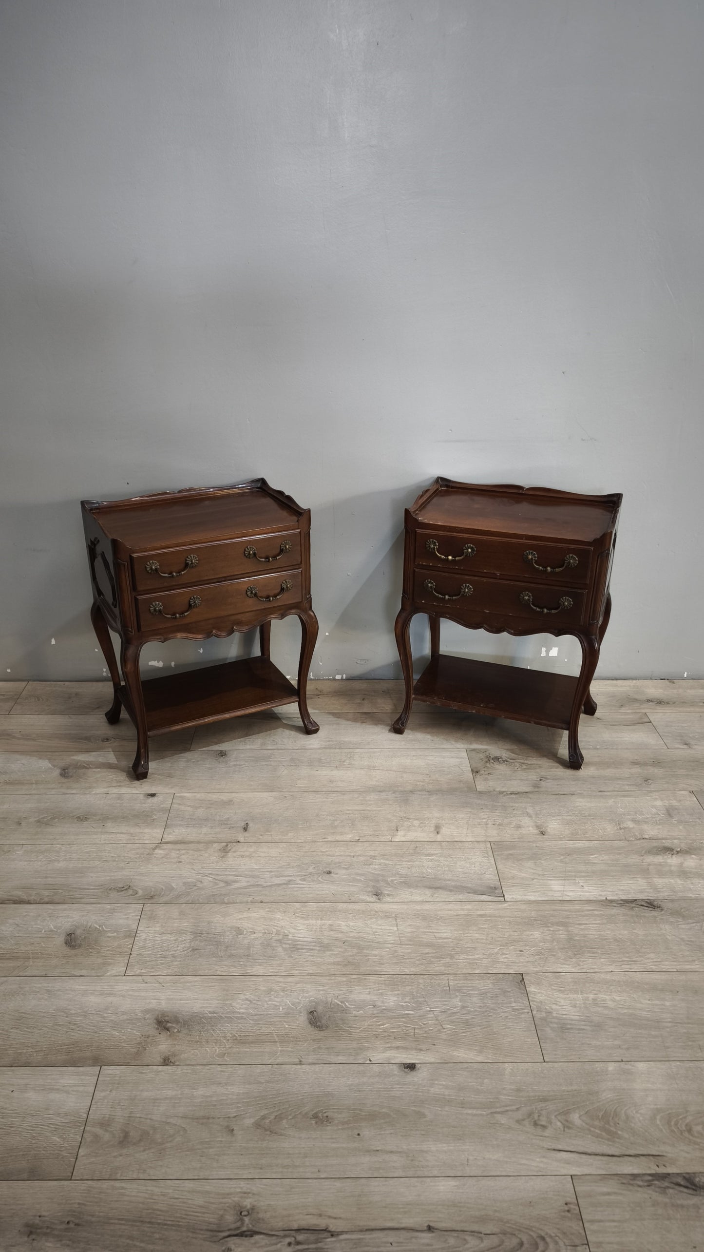 92047 Coppia di comodini in legno scuro con due cassetti