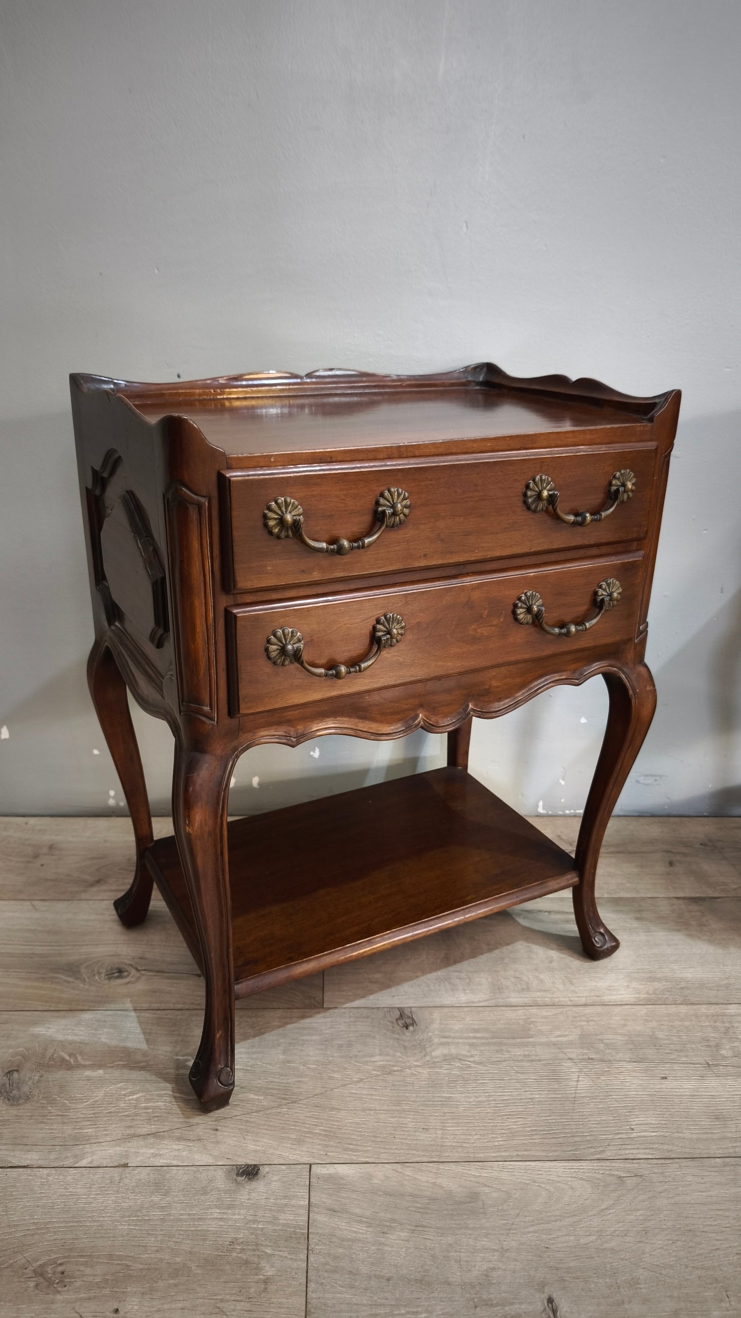 92047 Coppia di comodini in legno scuro con due cassetti