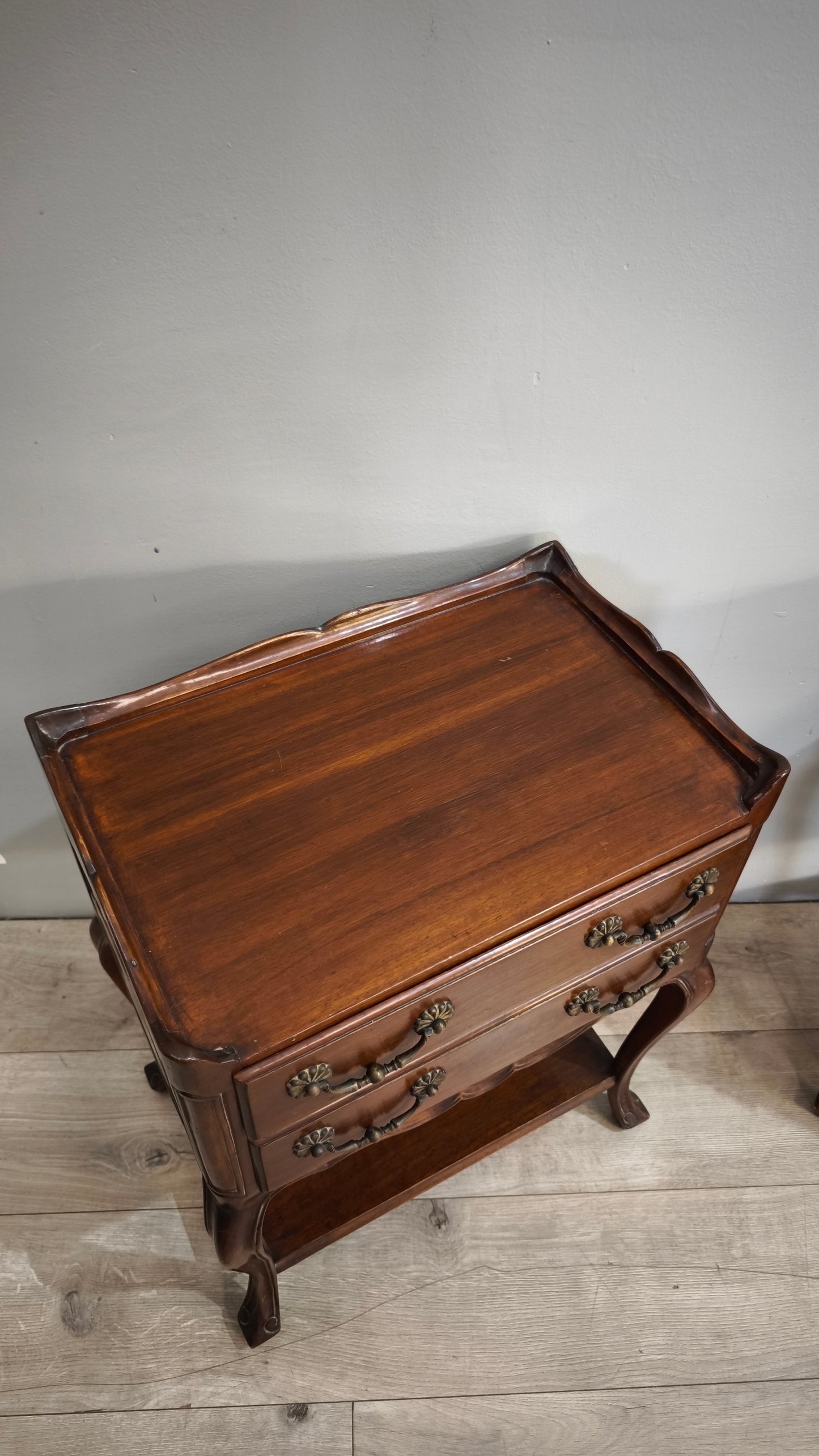 92047 Coppia di comodini in legno scuro con due cassetti