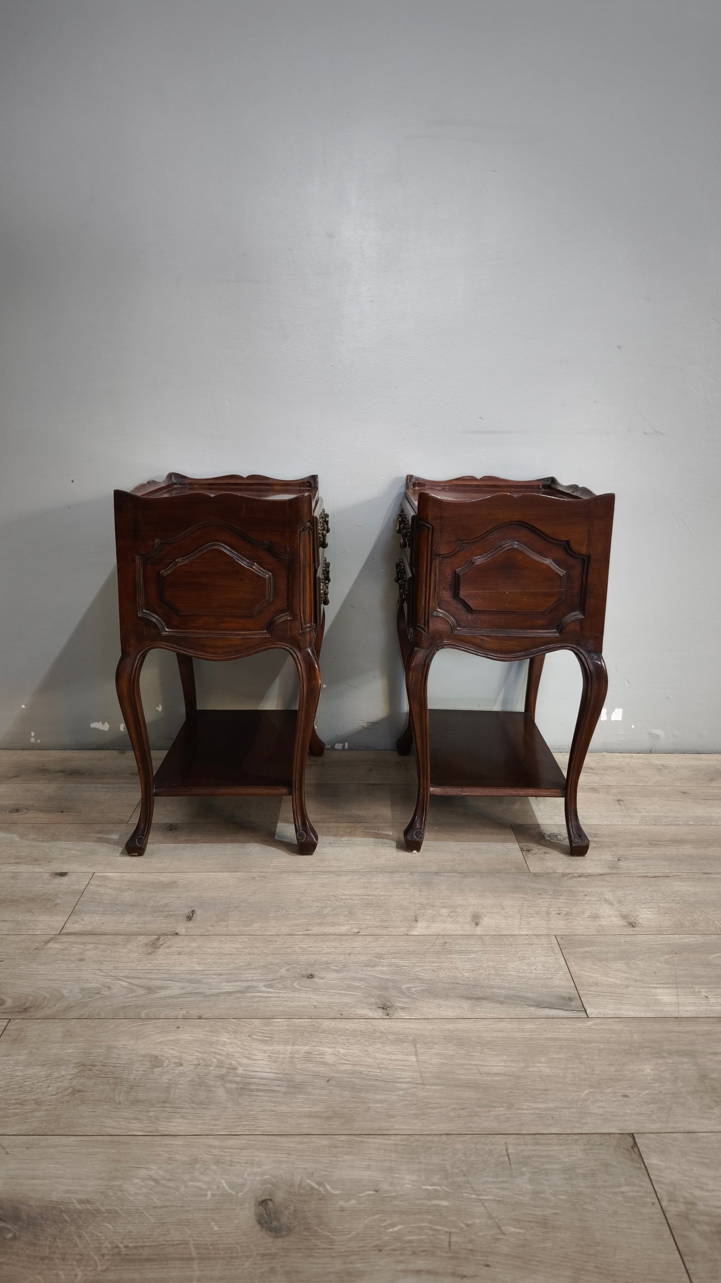 92047 Coppia di comodini in legno scuro con due cassetti