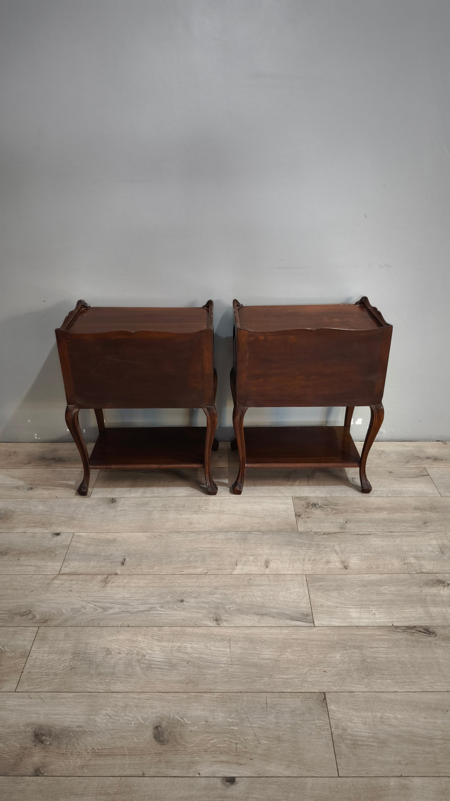 92047 Coppia di comodini in legno scuro con due cassetti