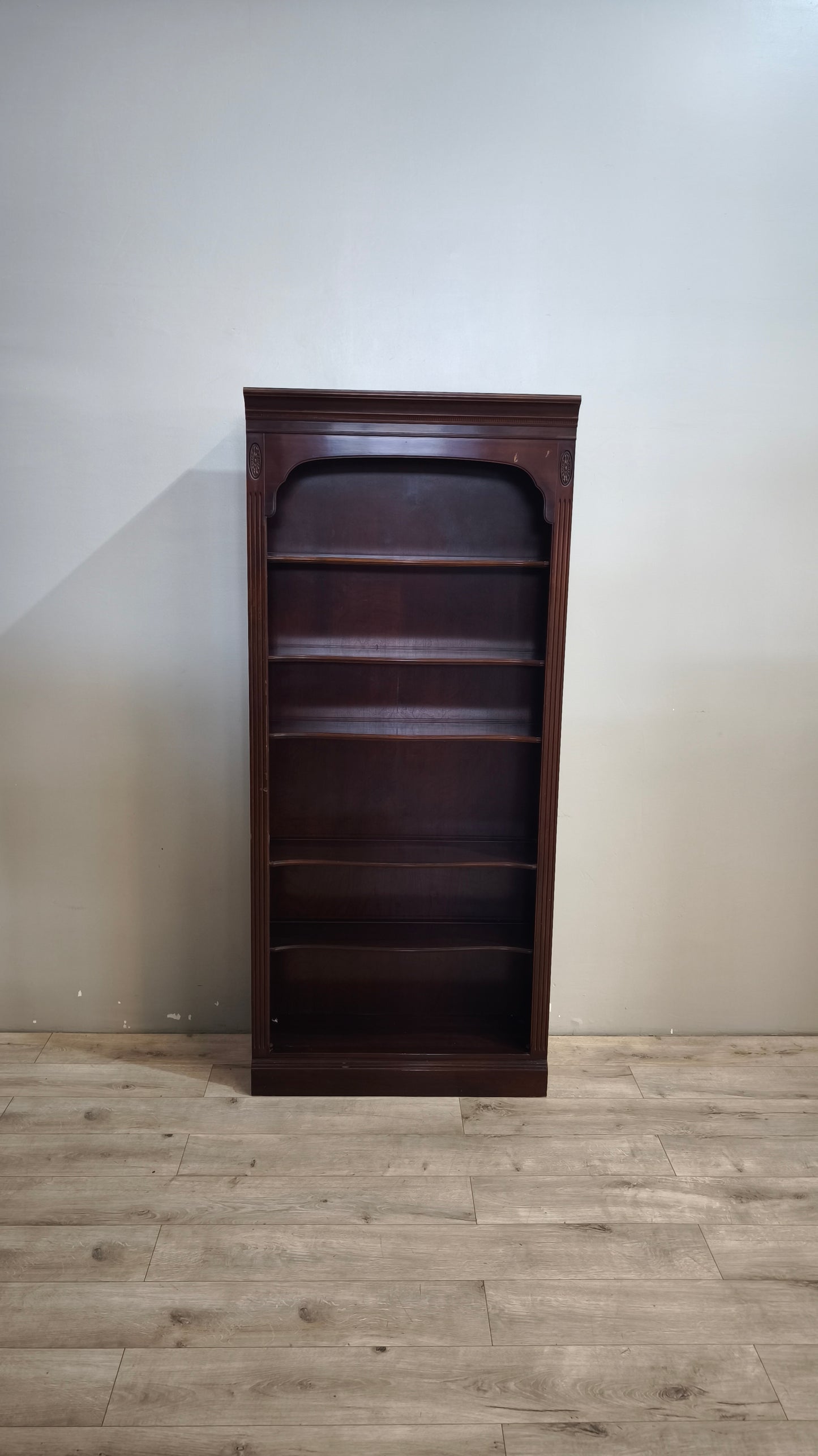 92057 Libreria in legno scuro stile classico