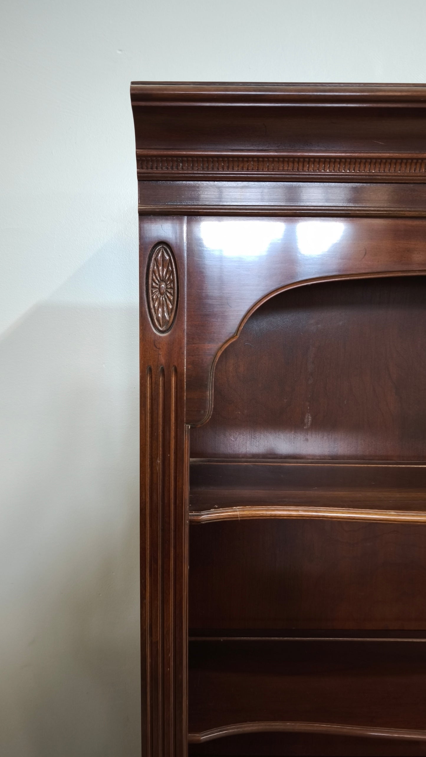 92057 Libreria in legno scuro stile classico