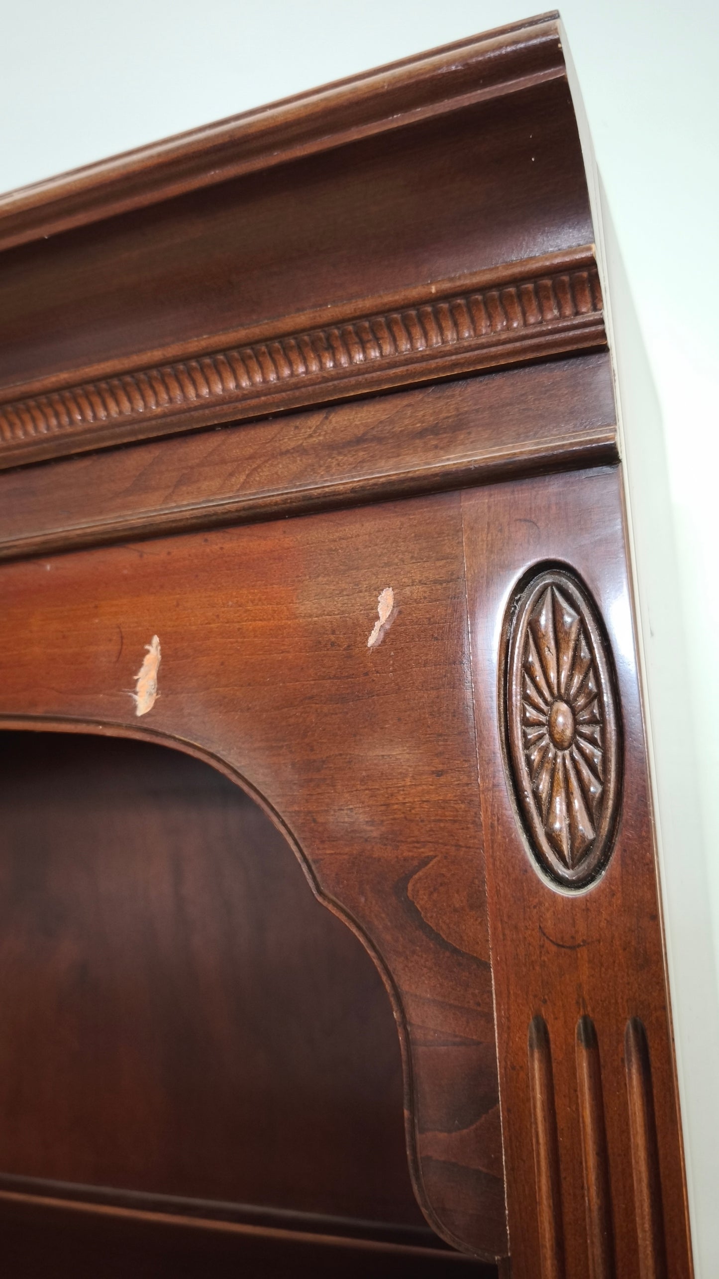 92057 Libreria in legno scuro stile classico
