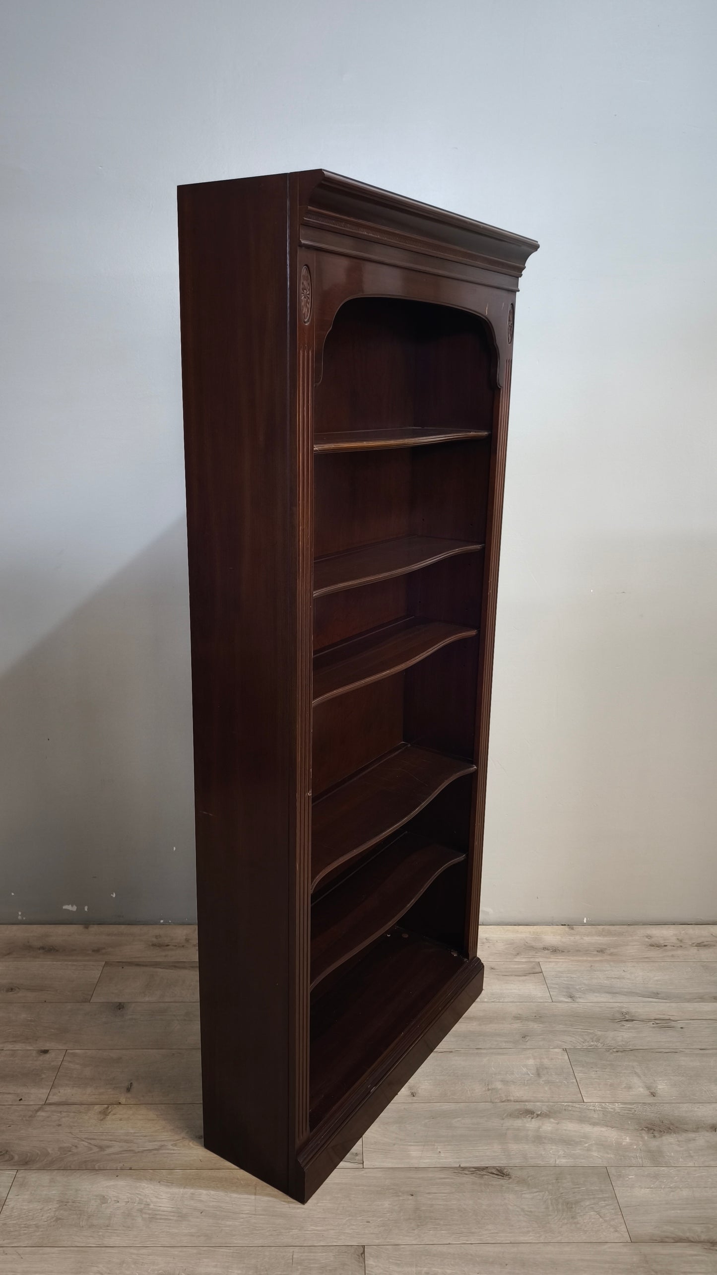 92057 Libreria in legno scuro stile classico