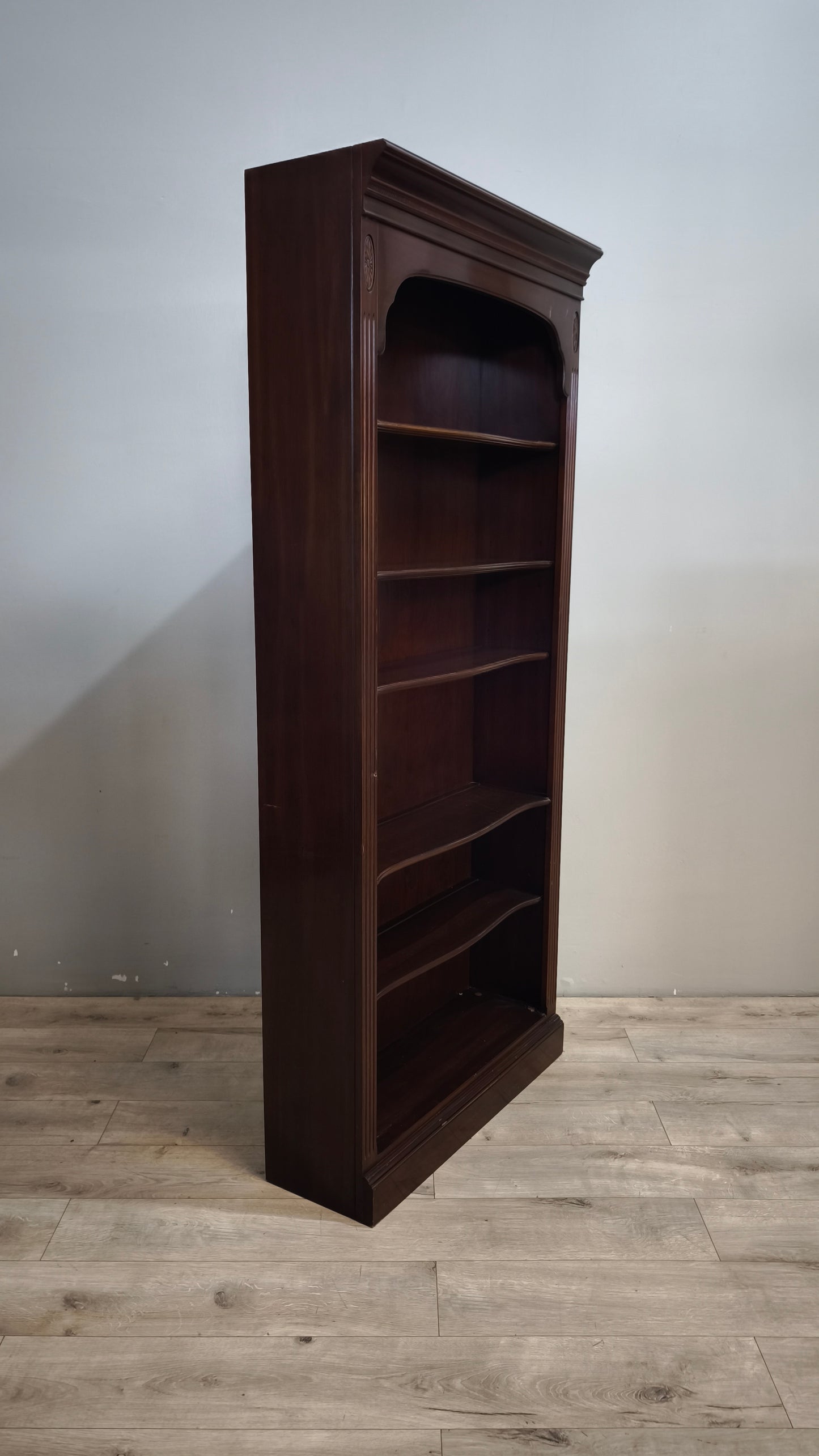 92057 Libreria in legno scuro stile classico