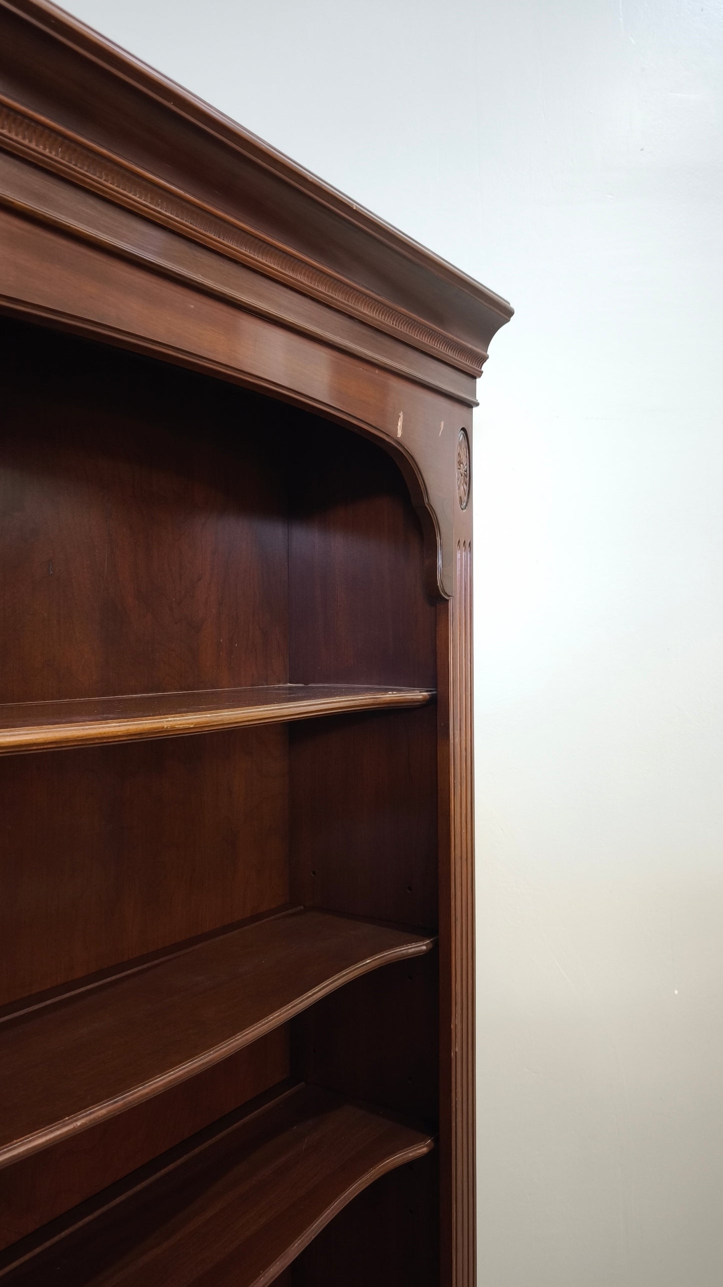 92057 Libreria in legno scuro stile classico