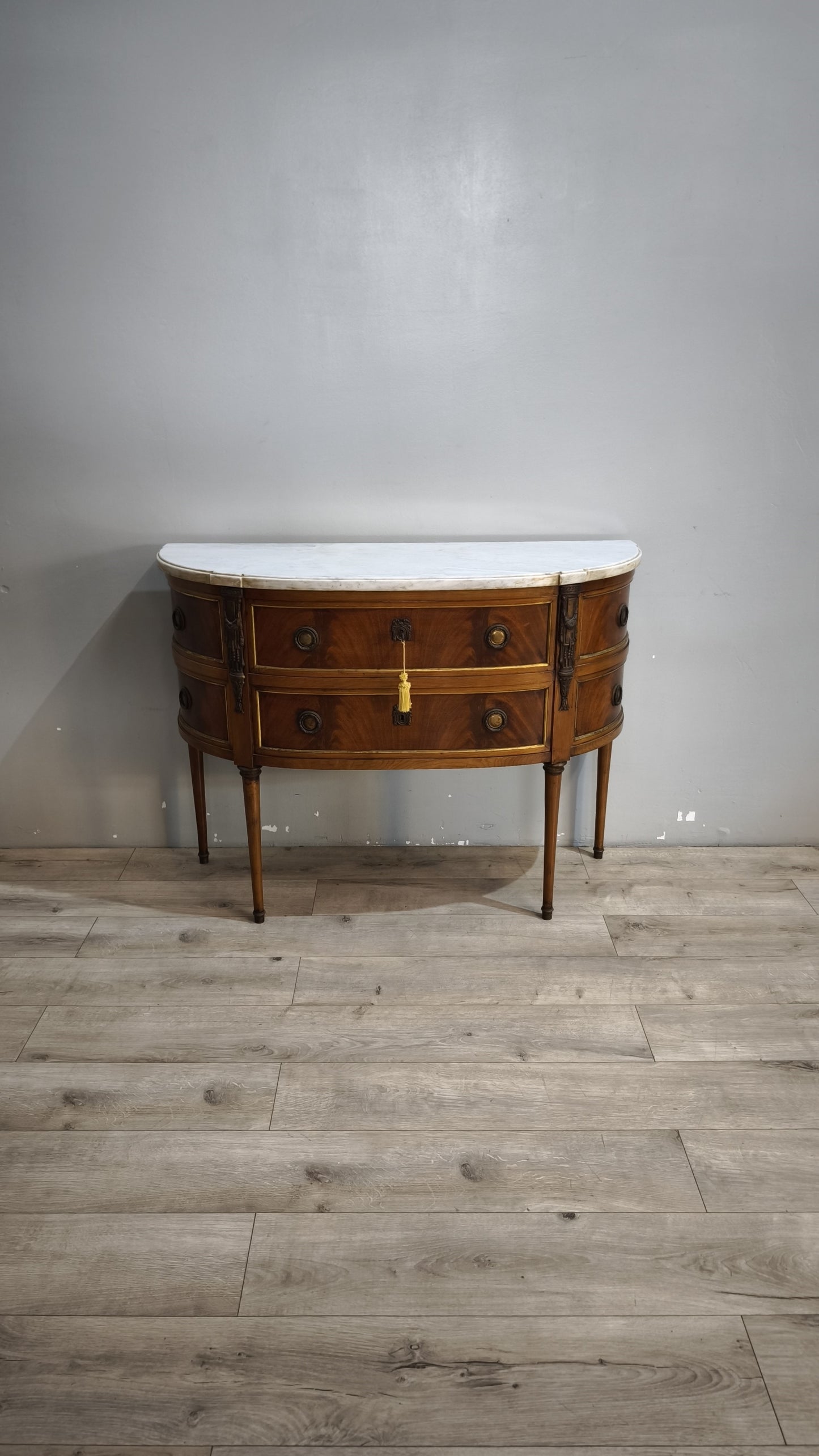 92044 Comò bombato in legno con piano in marmo