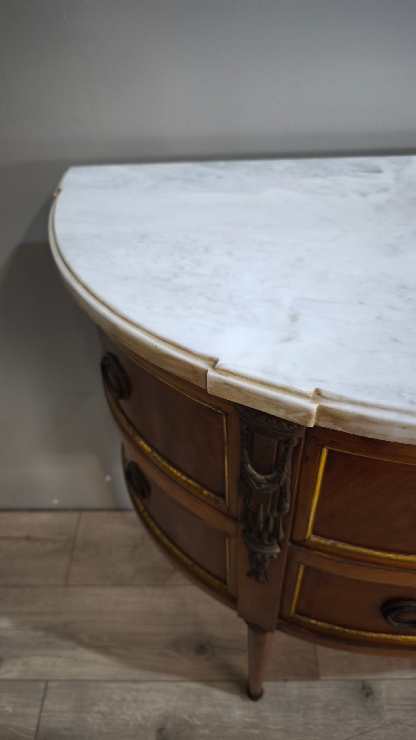 92044 Comò bombato in legno con piano in marmo