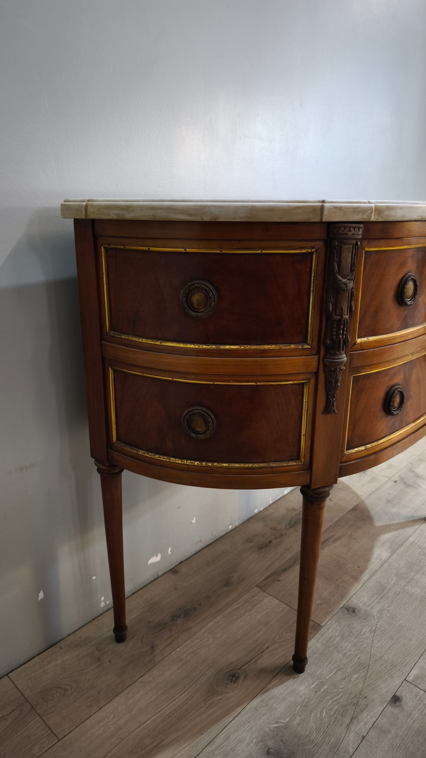 92044 Comò bombato in legno con piano in marmo