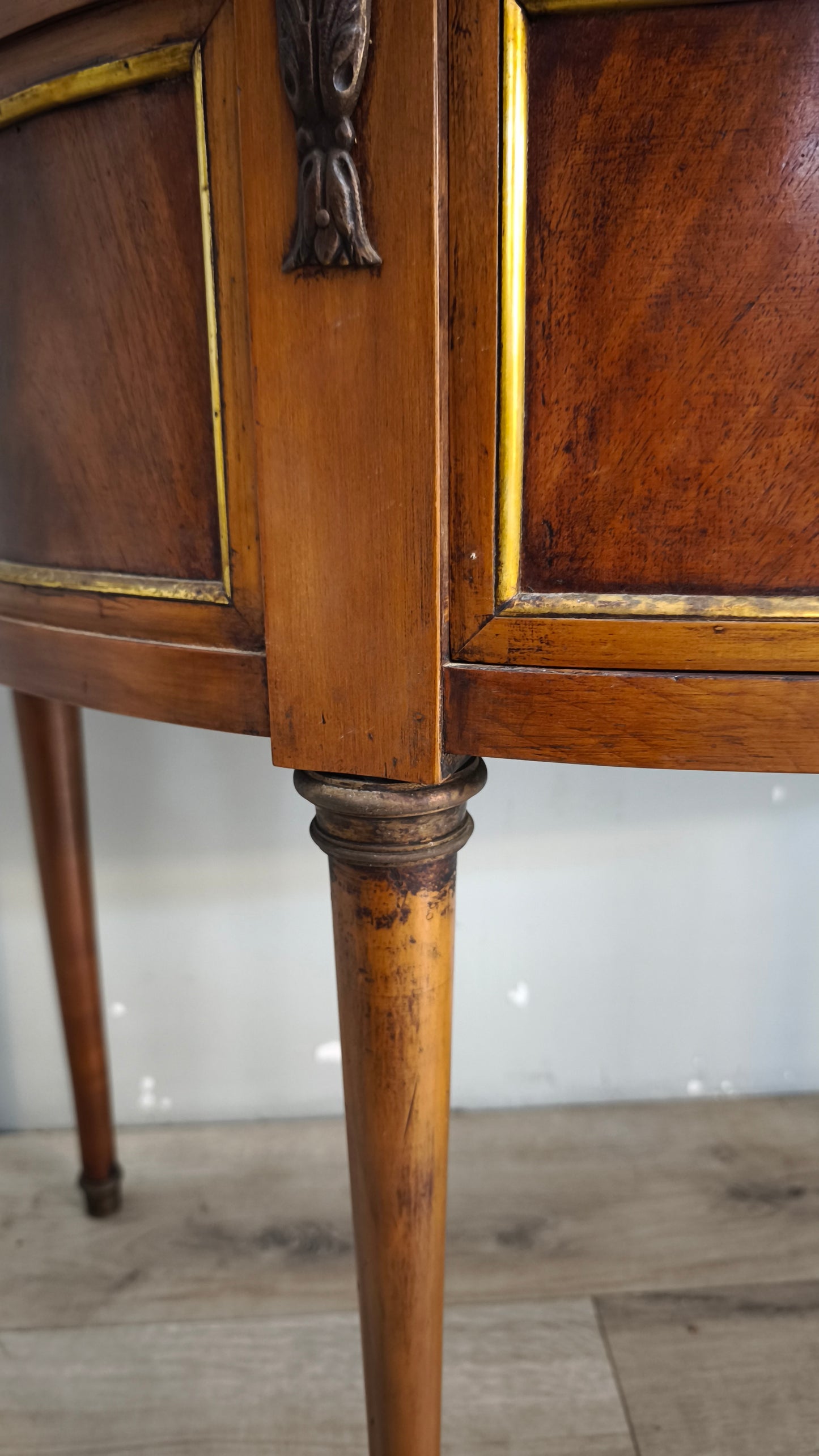 92044 Comò bombato in legno con piano in marmo