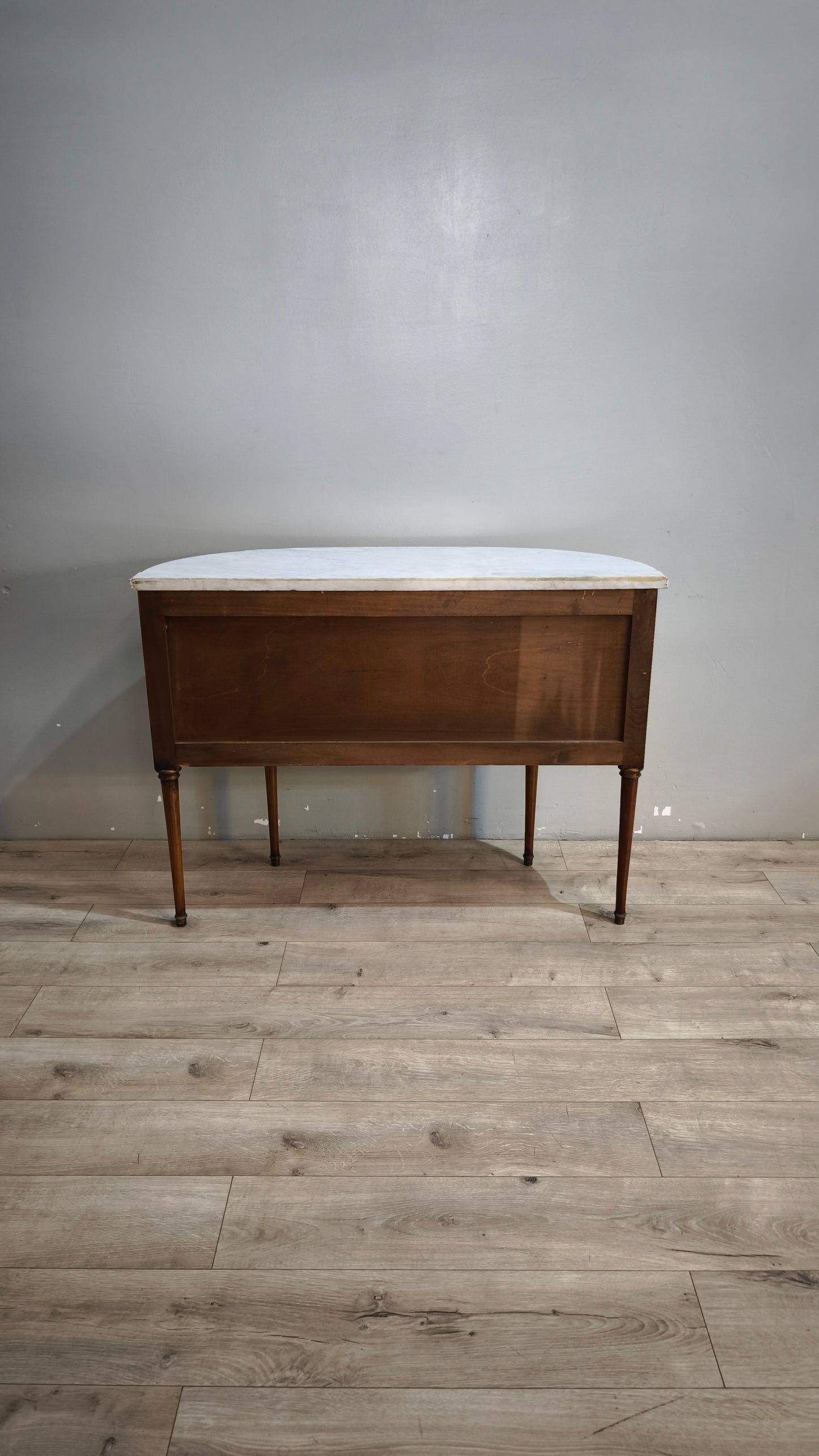 92044 Comò bombato in legno con piano in marmo