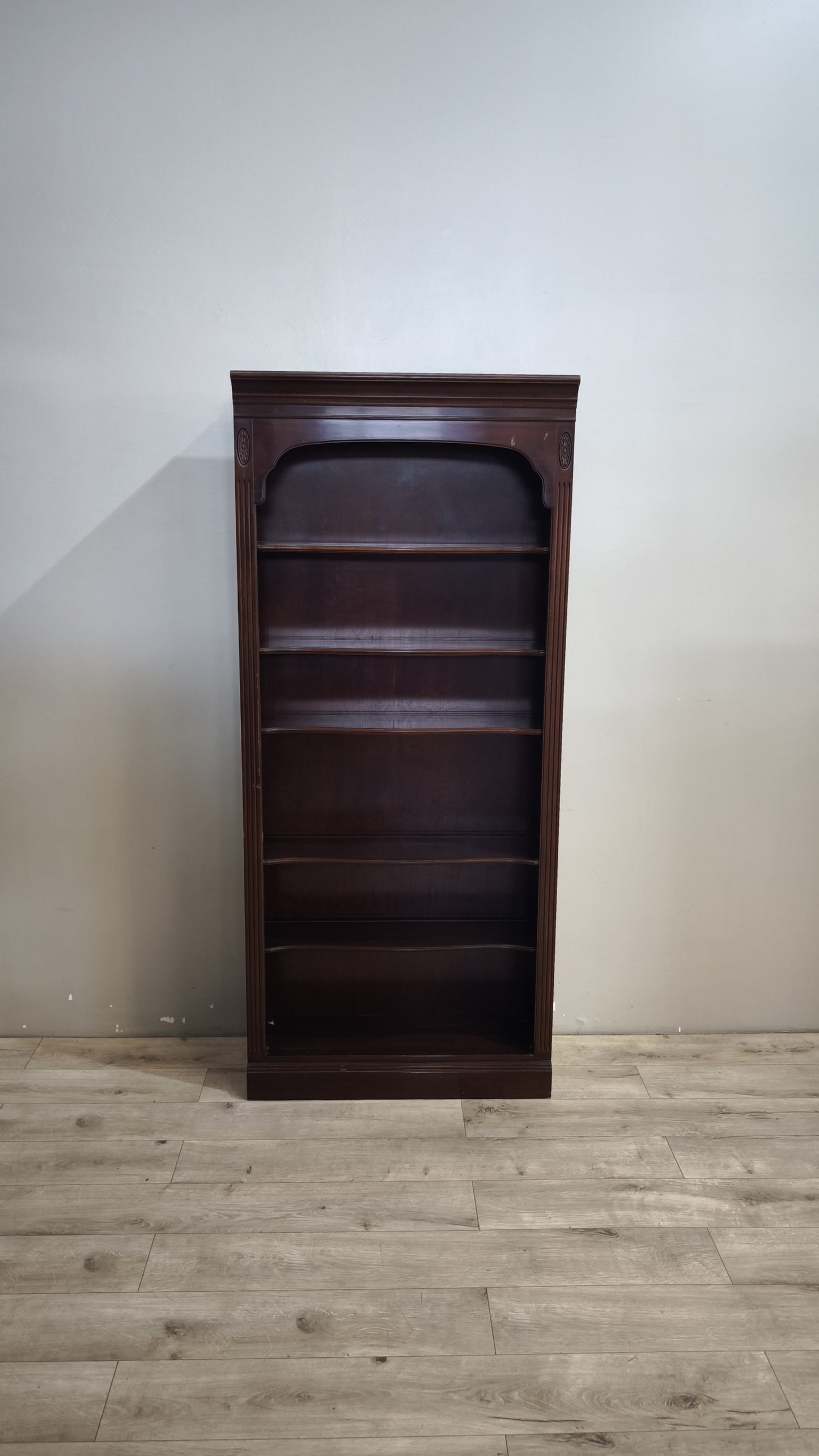 92057 Libreria in legno scuro stile classico