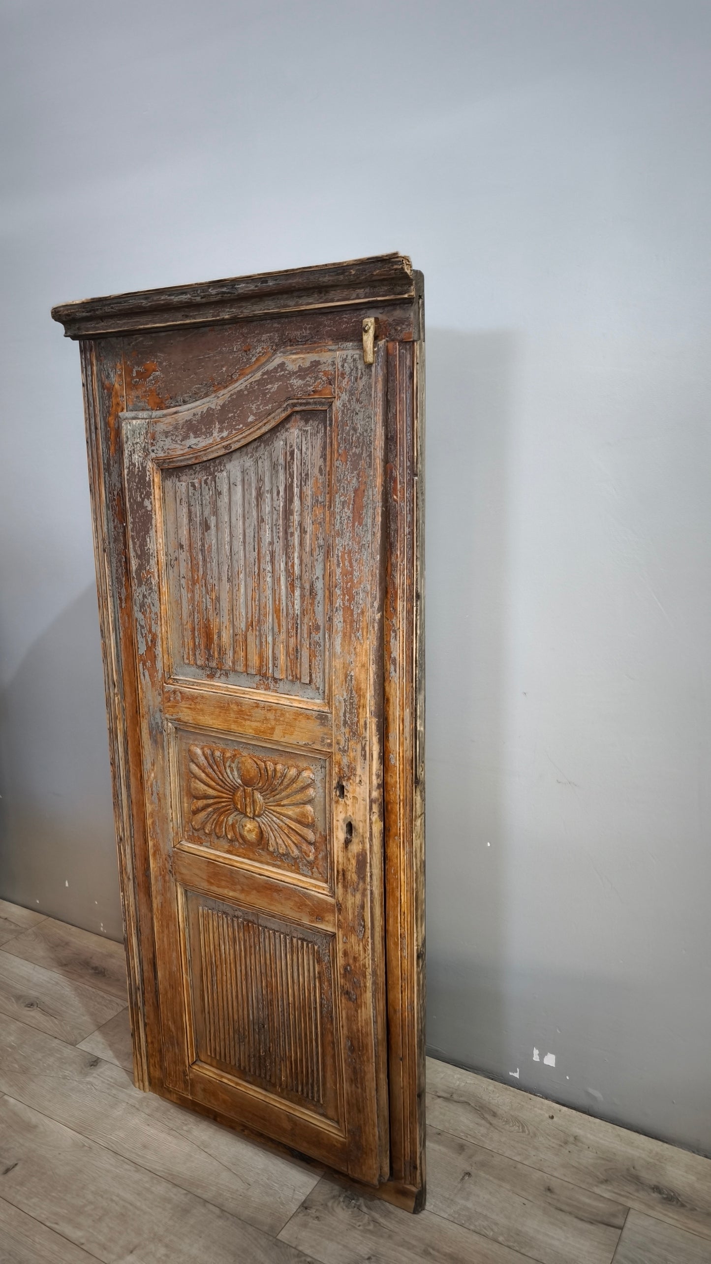 92085 Angoliera artigianale in legno massello dipinto