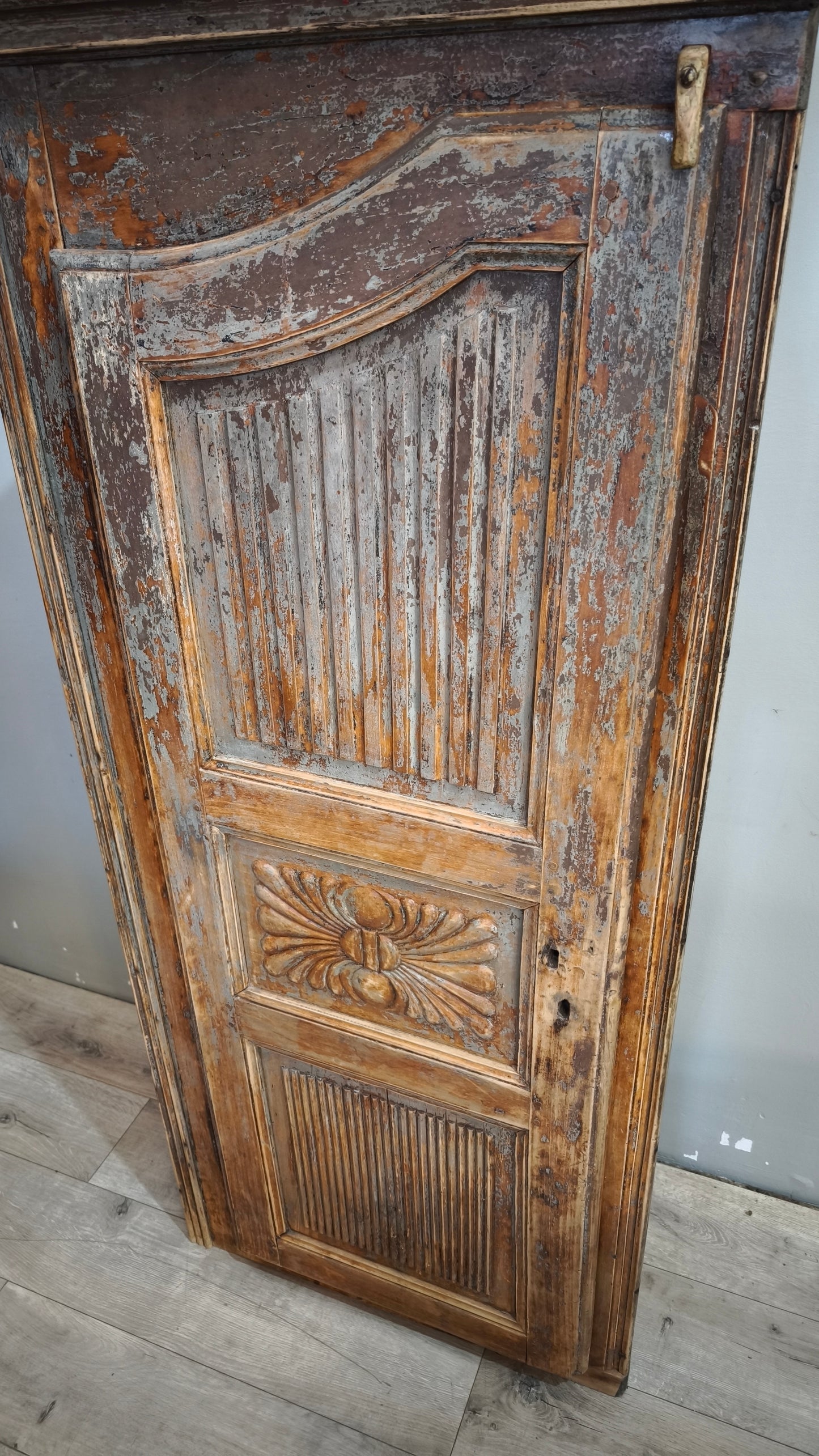 92085 Angoliera artigianale in legno massello dipinto