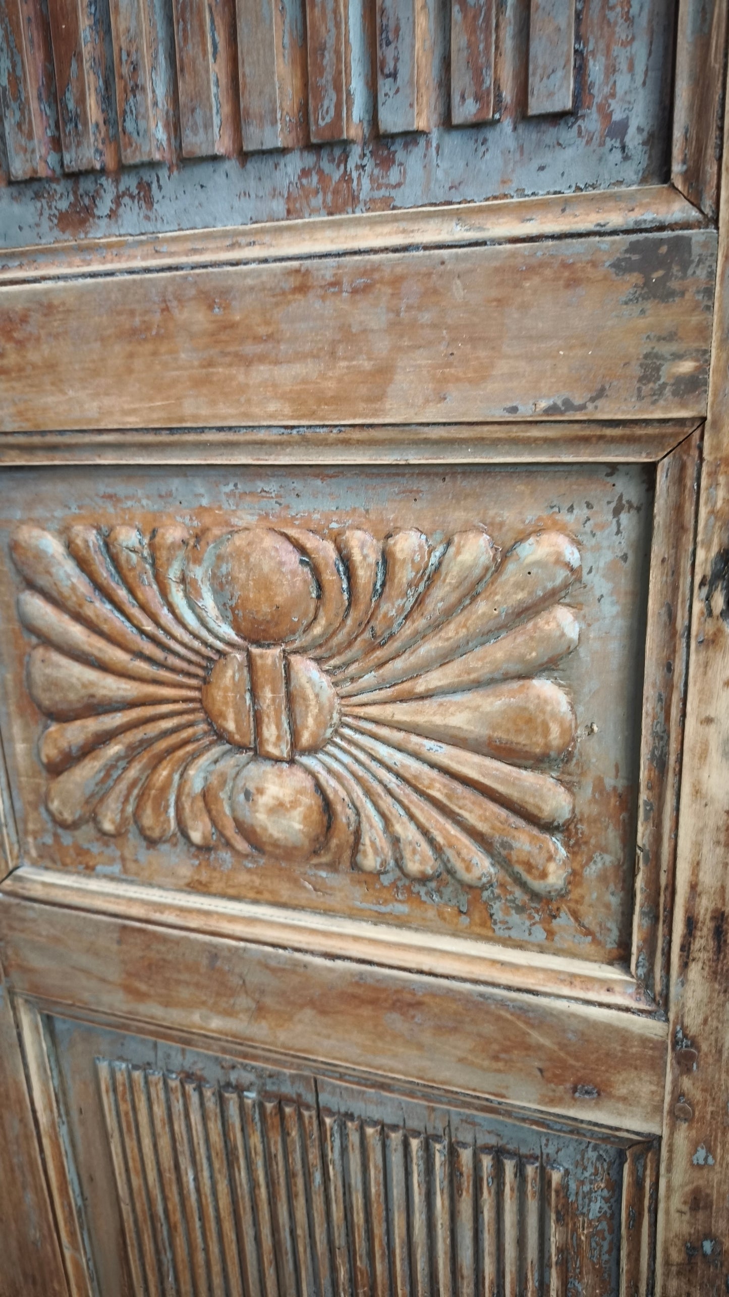 92085 Angoliera artigianale in legno massello dipinto