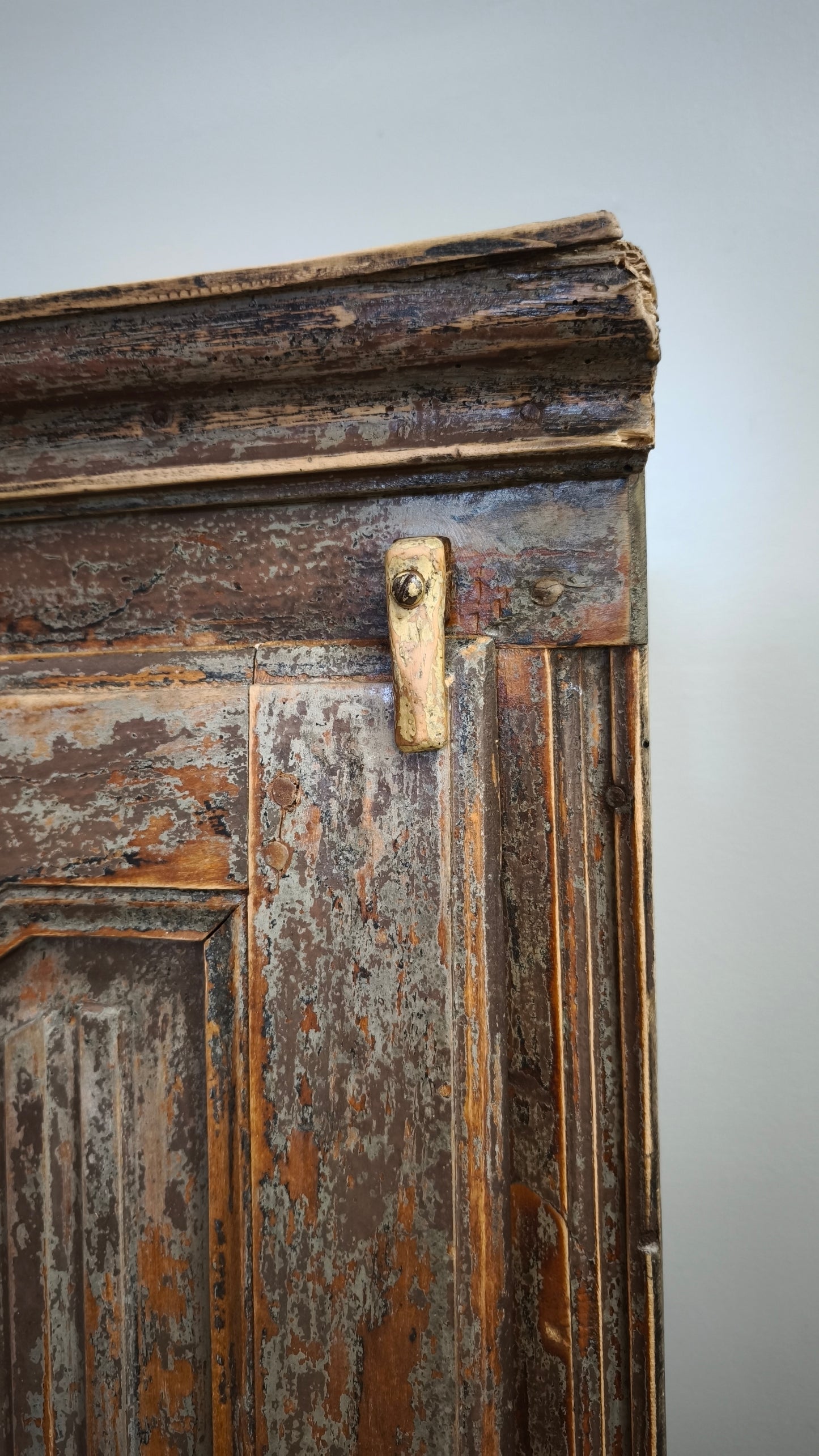 92085 Angoliera artigianale in legno massello dipinto