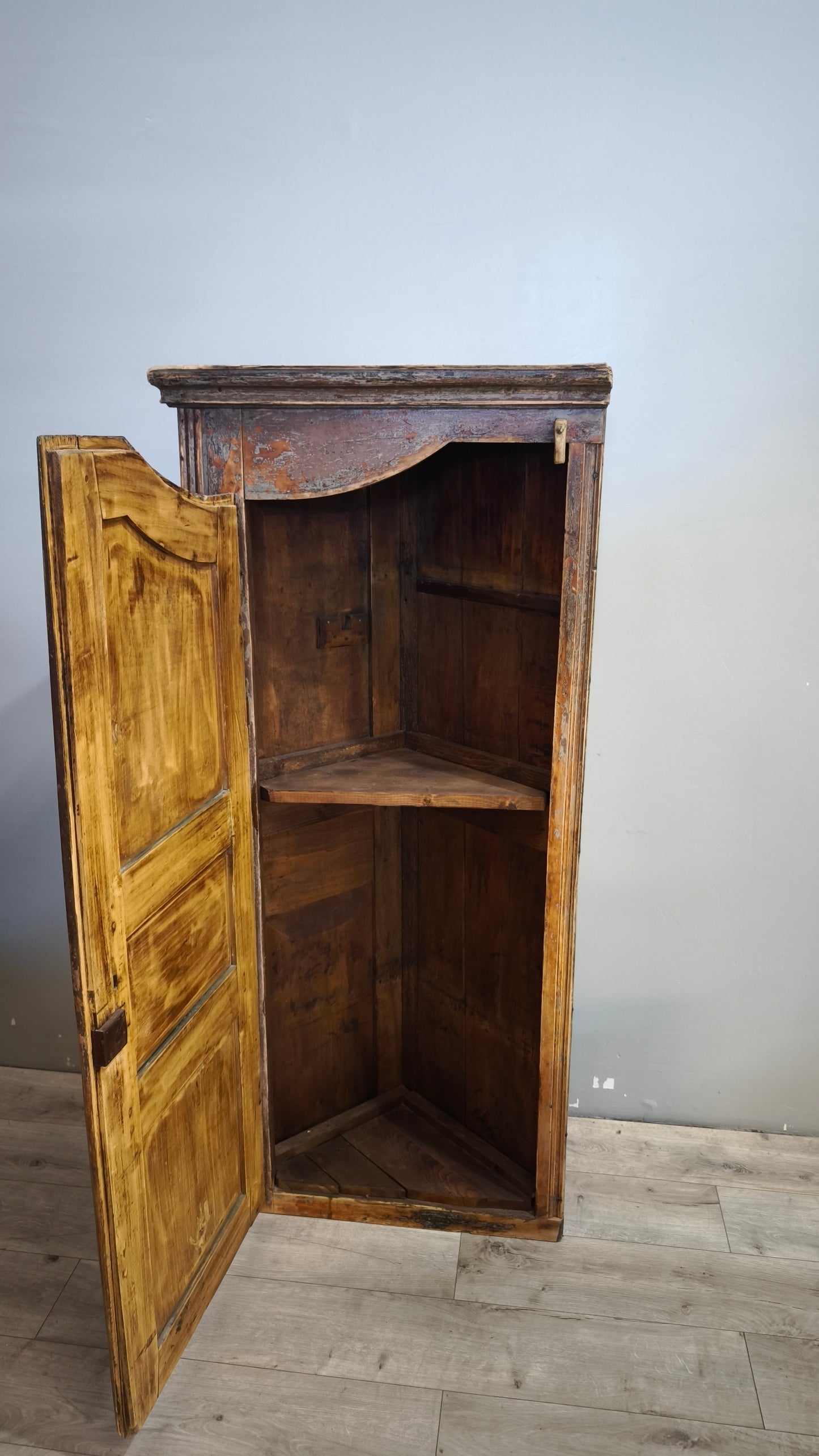 92085 Angoliera artigianale in legno massello dipinto