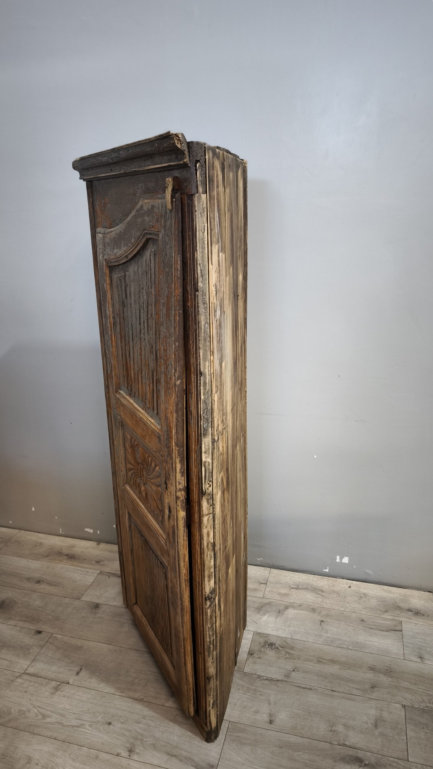92085 Angoliera artigianale in legno massello dipinto