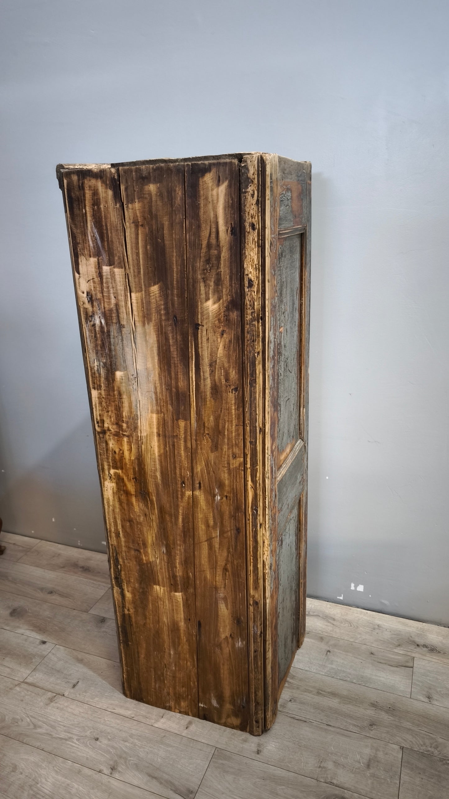 92085 Angoliera artigianale in legno massello dipinto